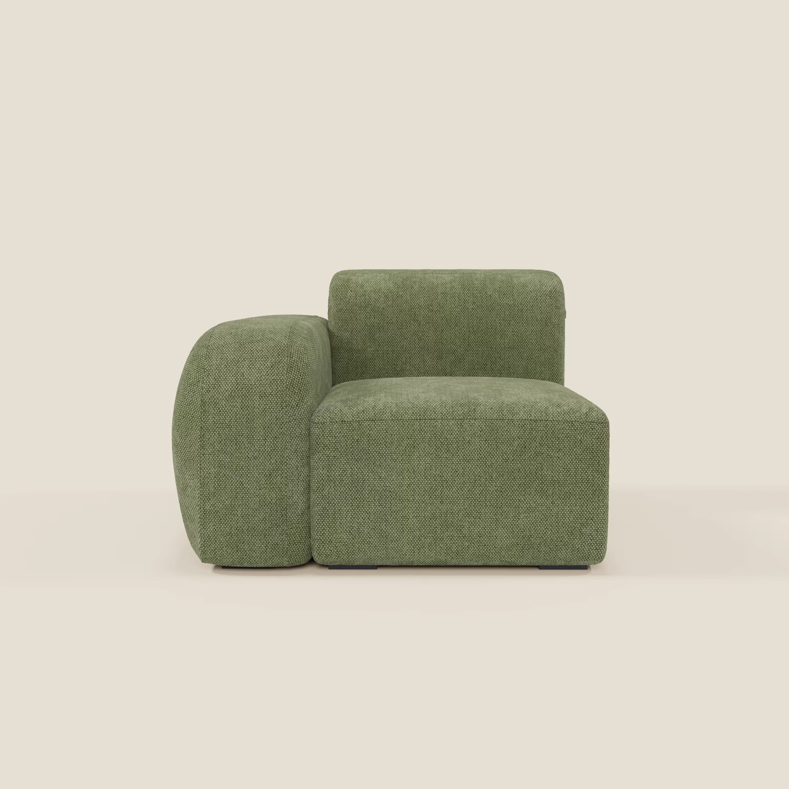 BonBon modulo terminale 105 cm sinistro - Grande Fratello edition verde muschio di Divani.Store è una sedia modulare moderna e squadrata con bracciolo sinistro e cuscini spessi e ampi in tessuto verde oliva, su sfondo crema.