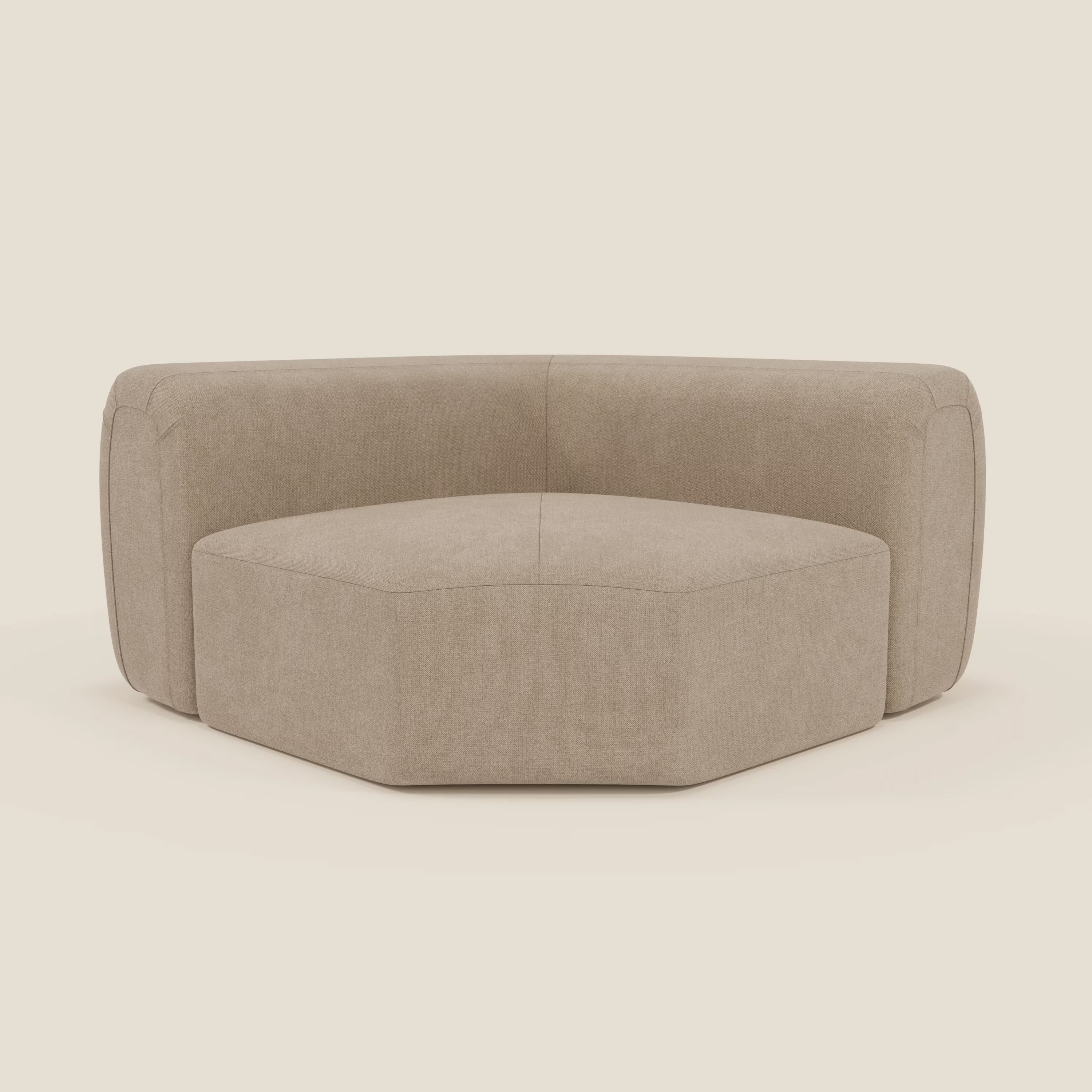 Bonbon Modulo angolare di Divani.Store è una moderna sedia angolare in tessuto antimacchia beige con seduta esagonale e schienale curvo, caratterizzata da linee pulite e da un aspetto morbido e imbottito su uno sfondo bianco sporco.