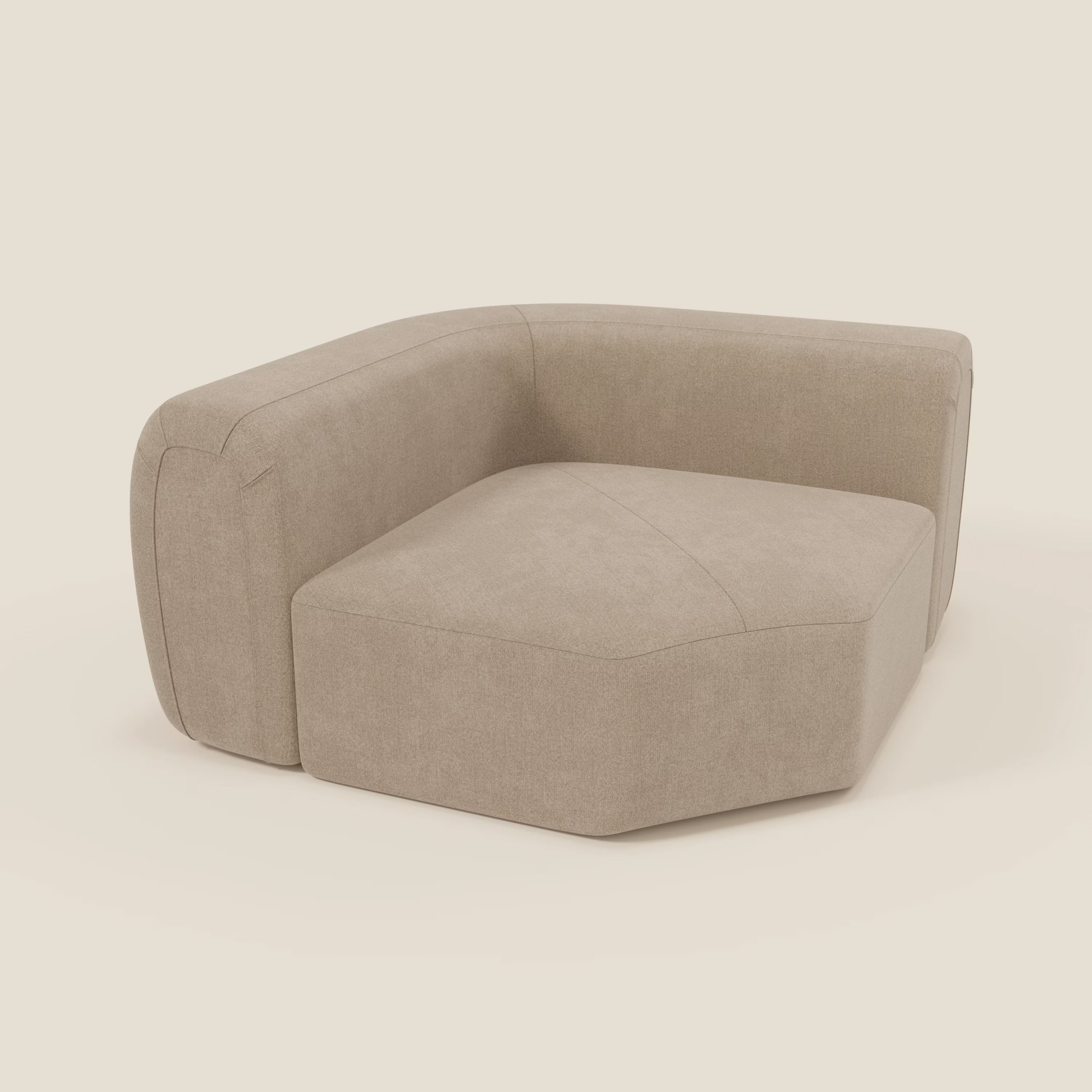 Il Bonbon Modulo angolare di Divani.Store è un moderno componibile dal profilo basso con un unico ampio bracciolo e tessuto antimacchia T23 beige, caratterizzato da linee geometriche e angoli sottili che risaltano su uno sfondo chiaro.