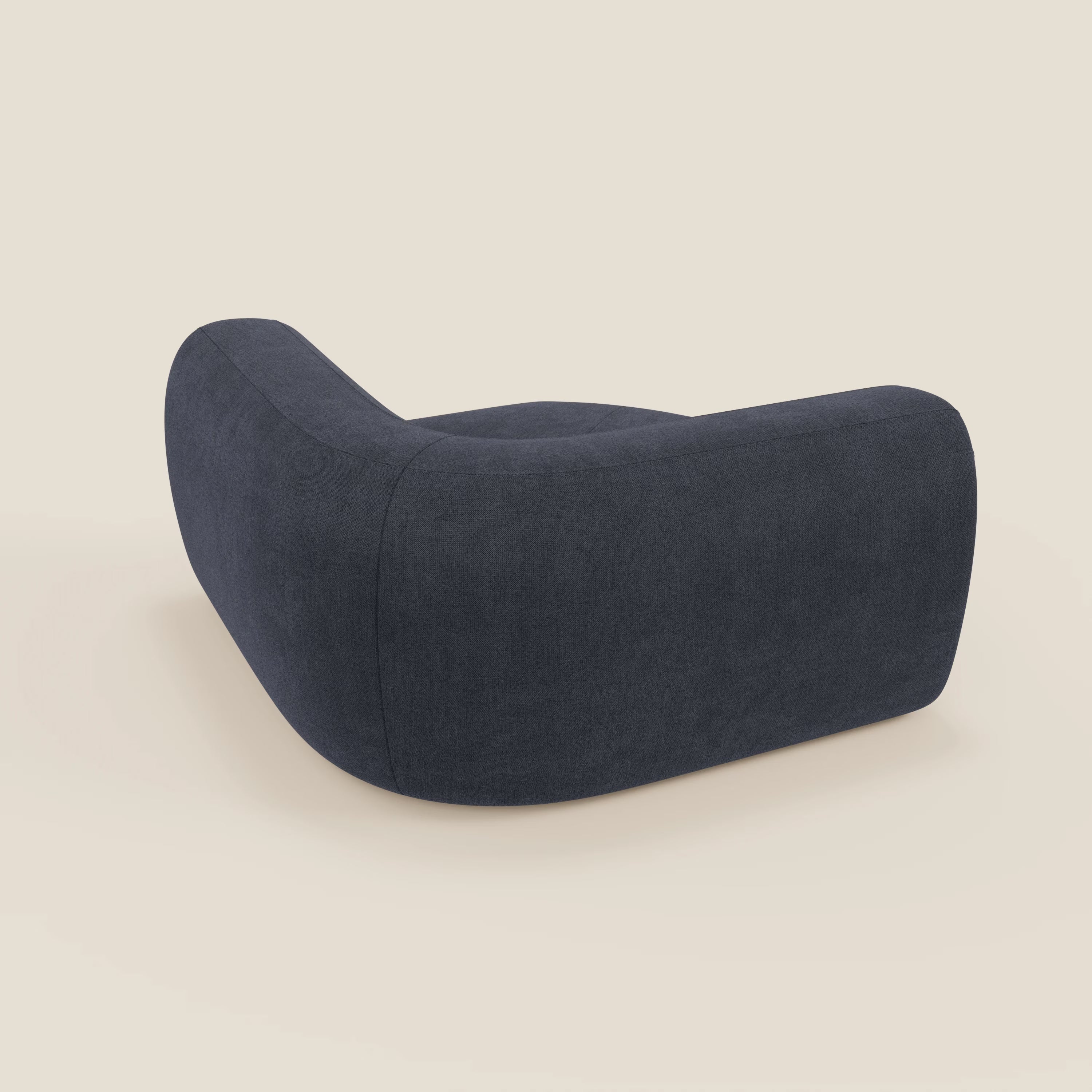 Bonbon Modulo angolare di Divani.Store è una poltrona moderna e di basso profilo in tessuto T23 blu ardesia smacchiabile, con ampi bordi arrotondati e un design minimalista e curvilineo, perfetta per qualsiasi arredamento moderno. Presentata su sfondo bianco sporco, senza gambe visibili.