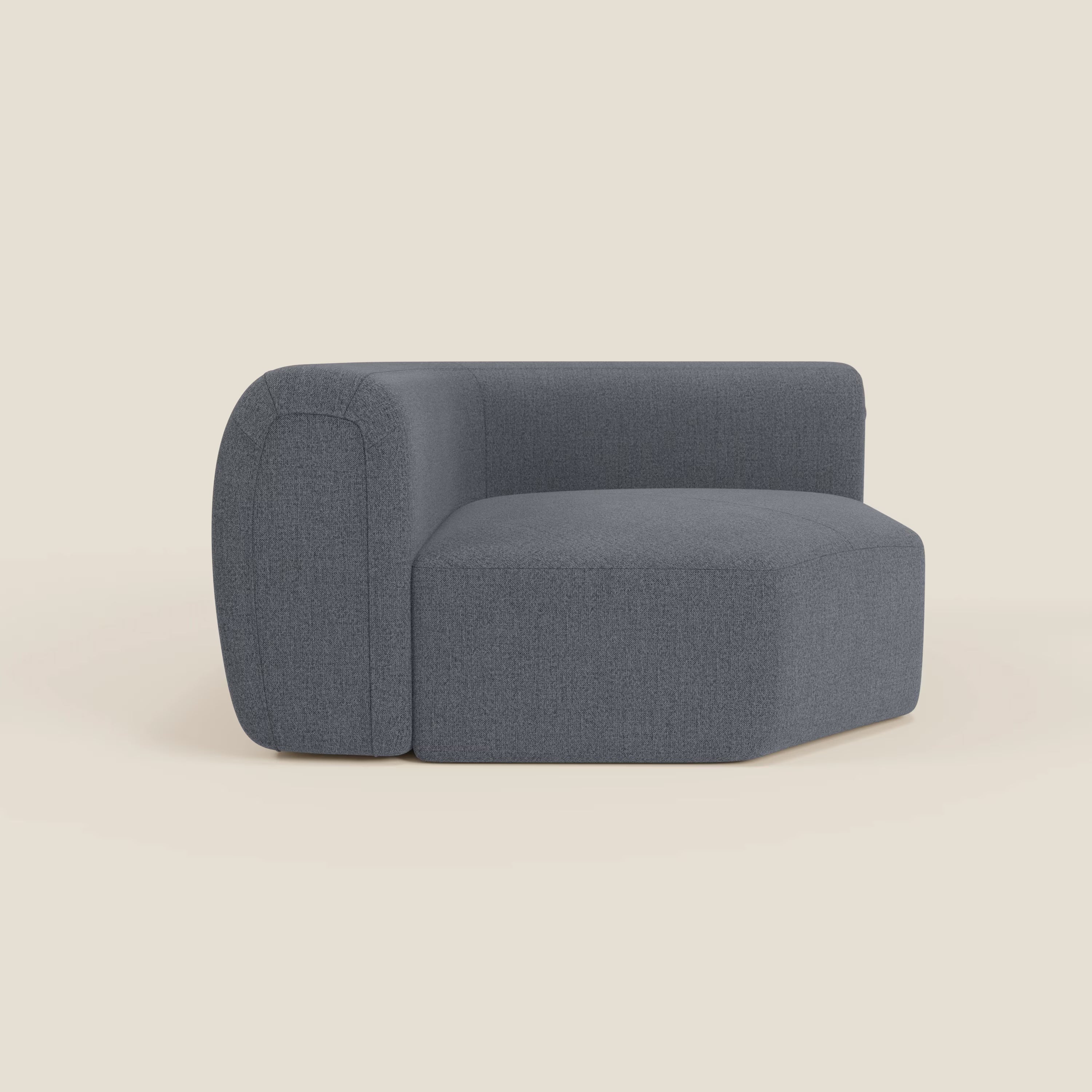 Il Bonbon Modulo angolare di Divani.Store è un moderno componibile senza braccioli in tessuto antimacchia T23 blu grafite con bordi arrotondati, design minimalista, rivestimento in morbida texture e un profilo basso e squadrato in contrasto con il beige chiaro.