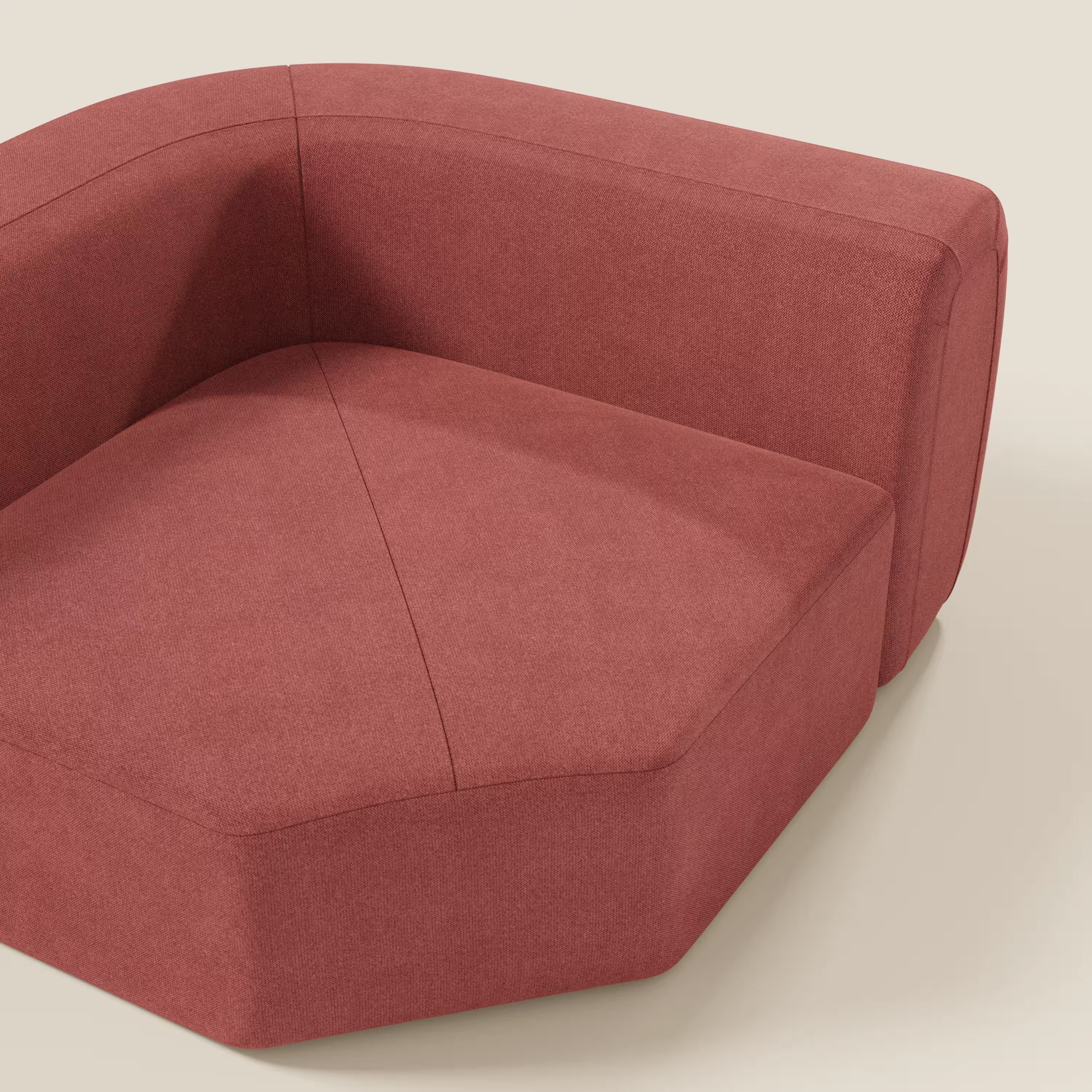 Primo piano di Bonbon Modulo angolare di Divani.Store, una moderna sedia modulare in tessuto antimacchia T23 rosso ciliegia con forme geometriche, linee pulite e una spessa cuscinatura, su uno sfondo bianco sporco.