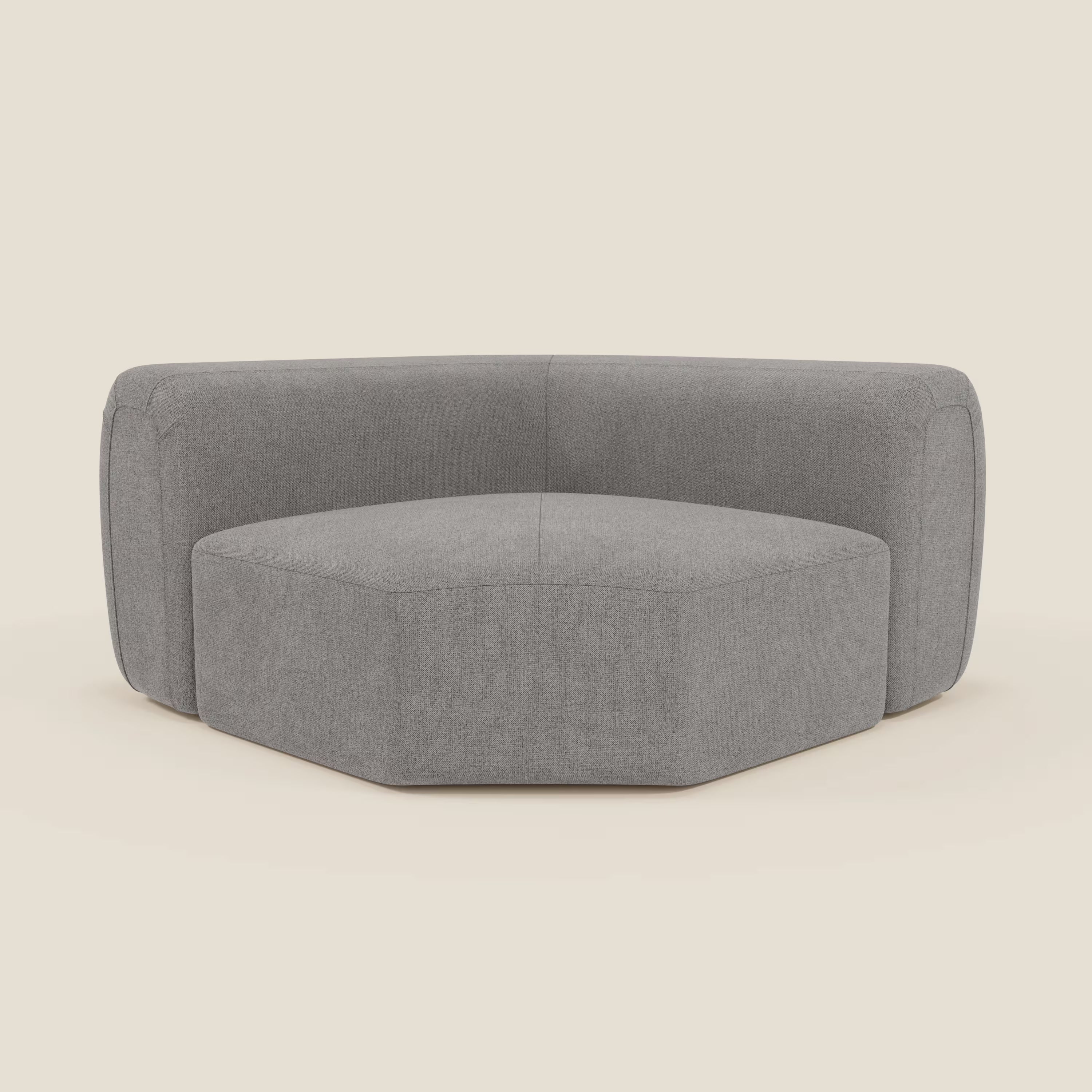 Bonbon Modulo angolare di Divani.Store è un divano modulare moderno e minimalista di colore grigio in tessuto antimacchia T23, con seduta esagonale, schienali bassi, senza braccioli, su sfondo beige chiaro.