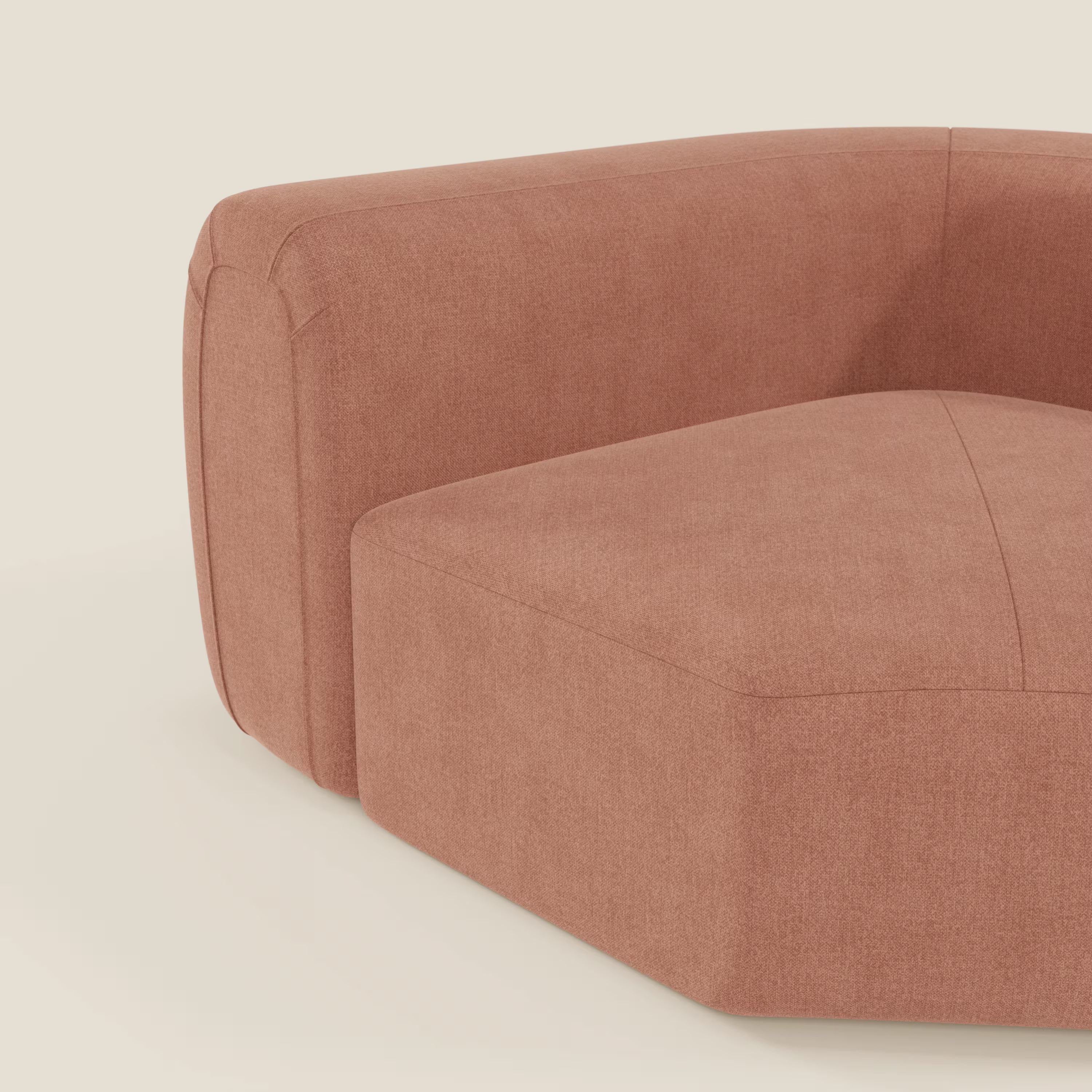 Primo piano di Bonbon Modulo angolare di Divani.Store, un moderno divano componibile in tessuto T23 pesca antimacchia con ampi braccioli imbottiti e sottili cuciture. Lo sfondo bianco sporco accentua il suo design contemporaneo e versatile.