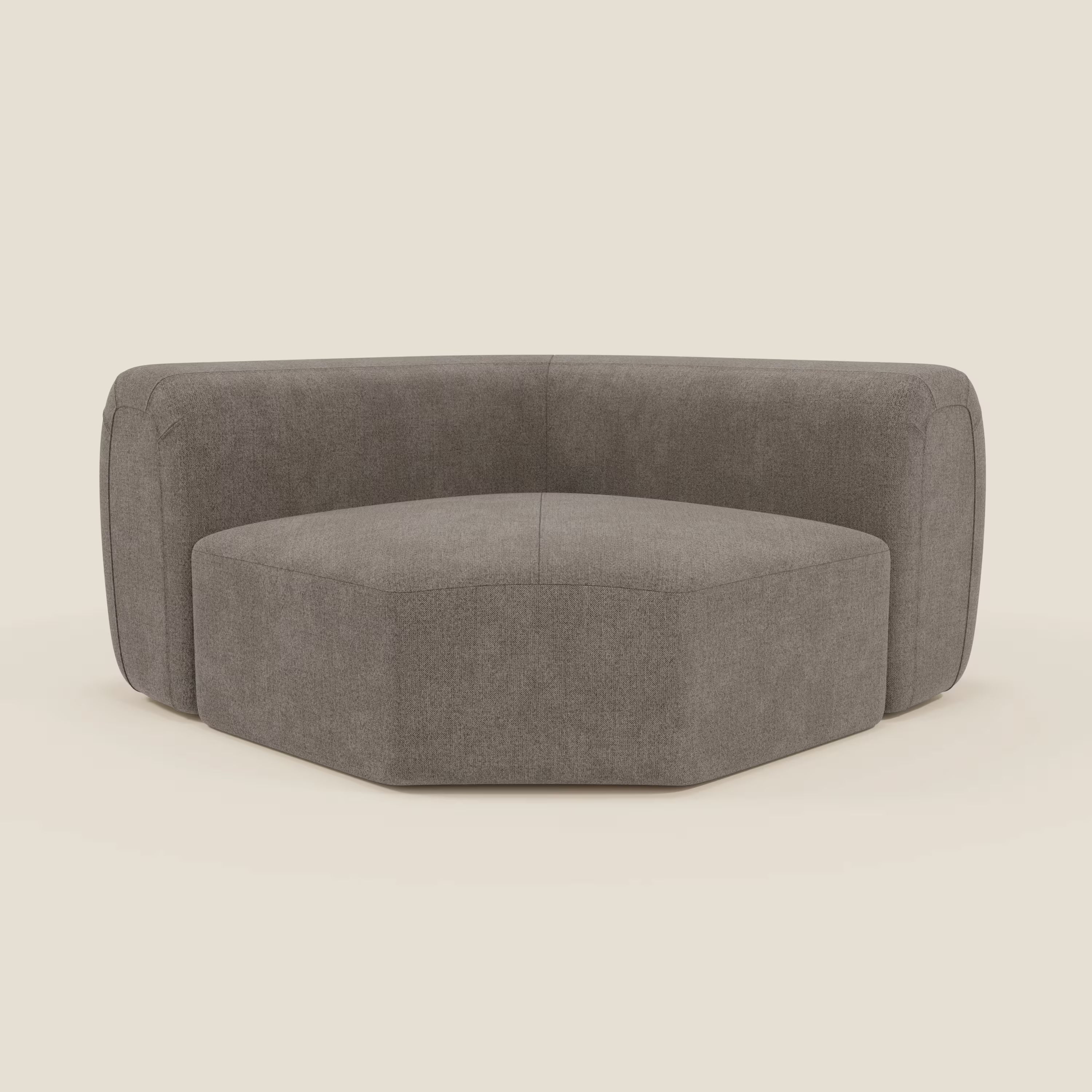 Bonbon Modulo angolare di Divani.Store è un divano moderno e modulare in tessuto antimacchia T23. La sua morbida imbottitura, la forma esagonale angolare, le linee pulite e gli schienali bassi spiccano su uno sfondo beige chiaro.