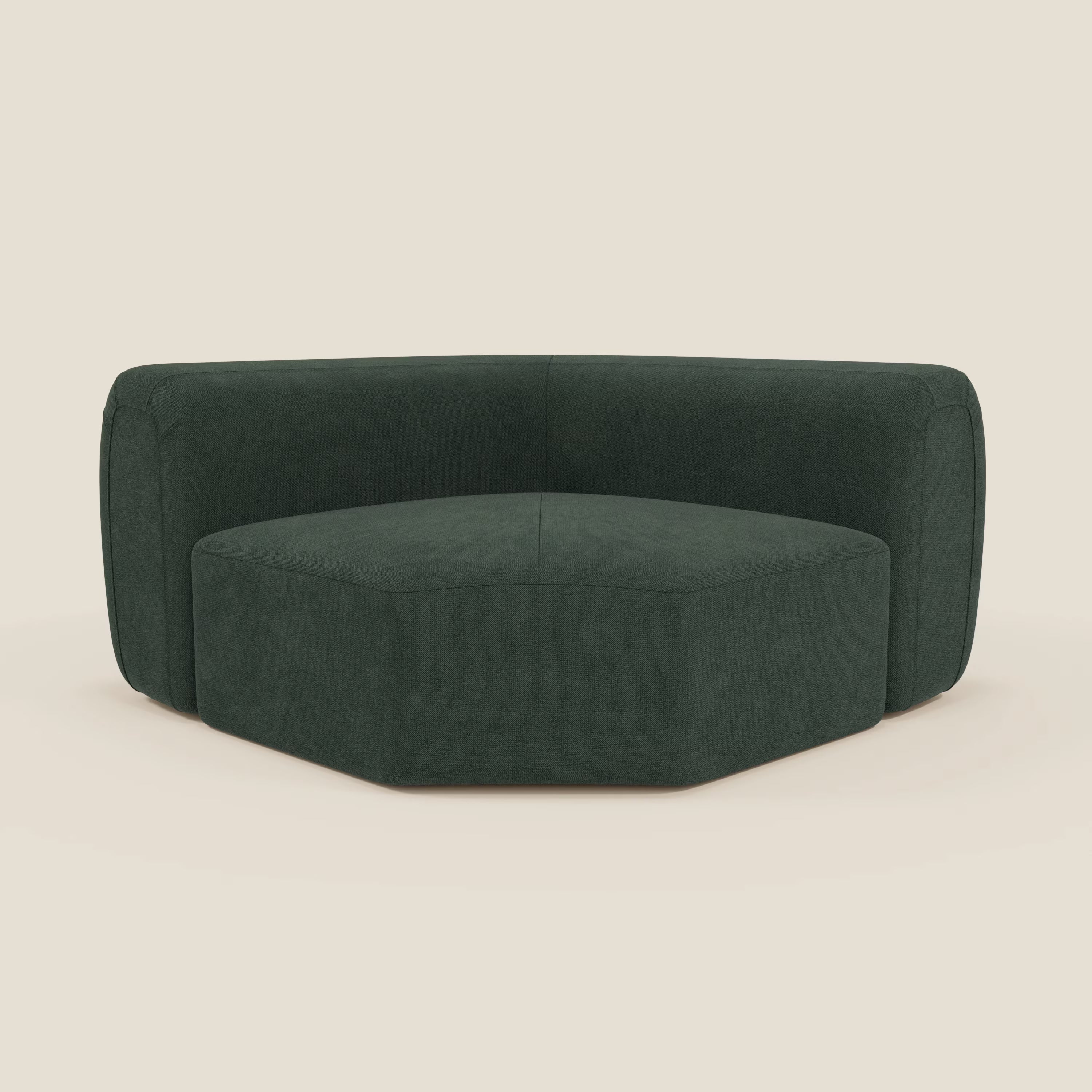 Bonbon Modulo angolare di Divani.Store è una poltrona componibile moderna in tessuto verde T23 antimacchia, con bordi morbidi e arrotondati e linee geometriche, schienale basso e ampia base, su sfondo beige chiaro.