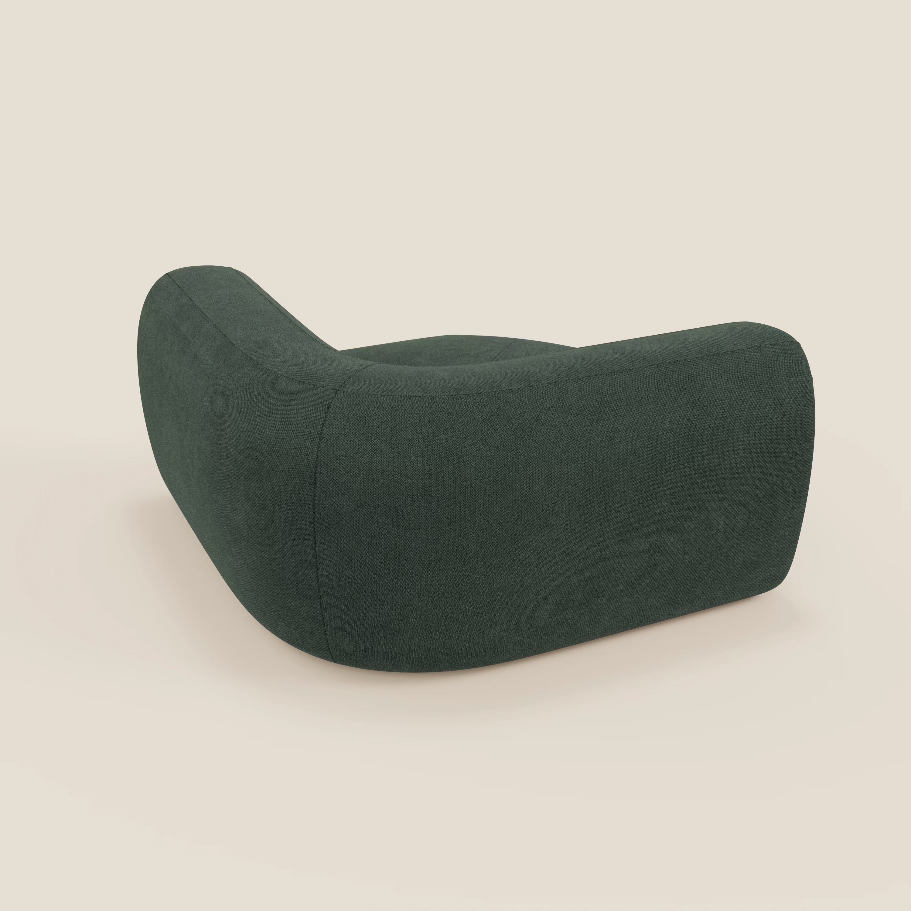 Bonbon Modulo angolare di Divani.Store è una poltrona moderna in velluto T23 verde scuro, con bordi spessi e arrotondati e un profilo basso. Il suo design curvilineo e minimalista si staglia su uno sfondo beige, ispirato agli eleganti divani ad angolo.