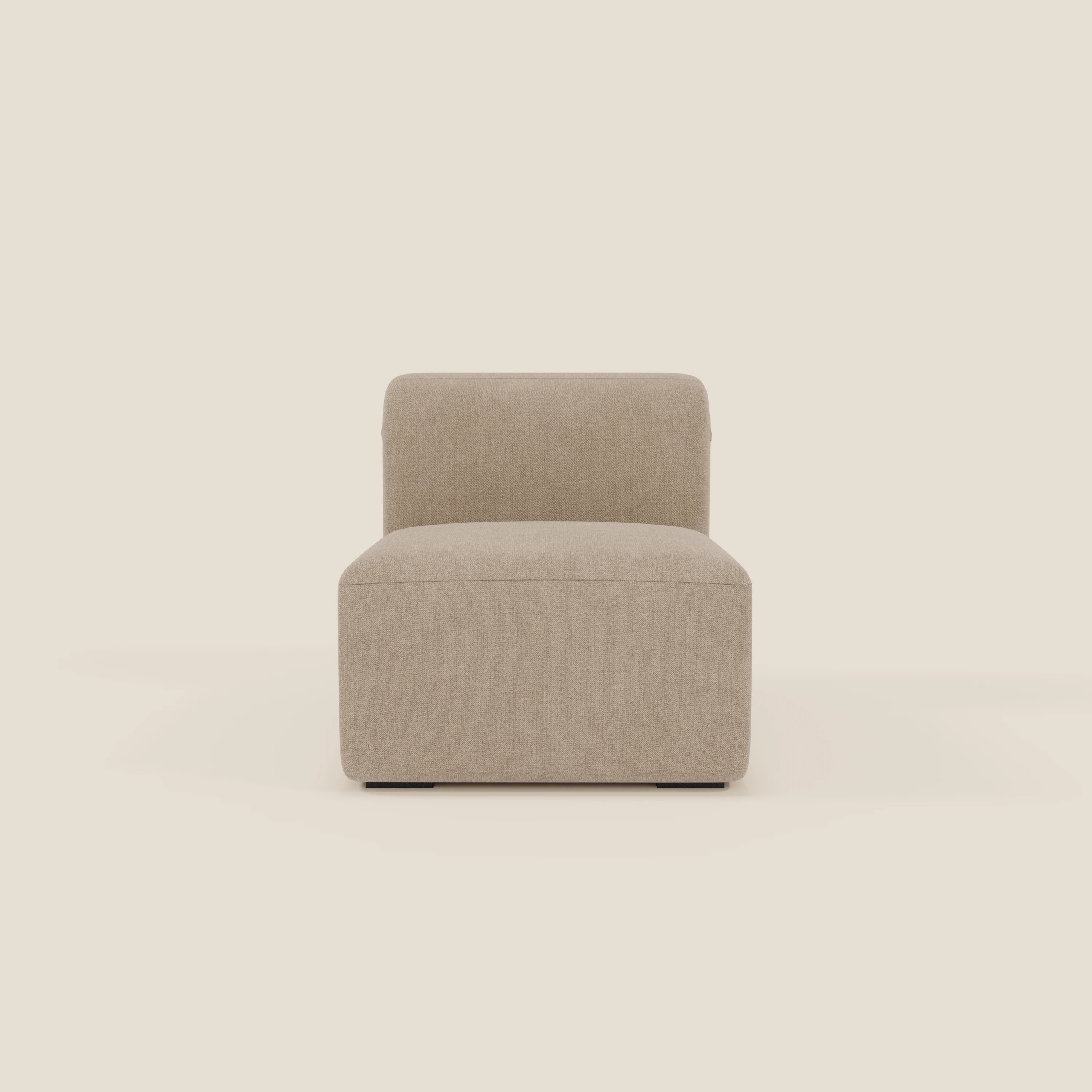 BonBon modulo centrale 70 cm di Divani.Store è una sedia imbottita senza braccioli in tessuto T23 antimacchia, di colore beige, con schienale basso rettangolare e cuscino di seduta, dal design minimalista senza gambe a vista, su sfondo crema chiaro.