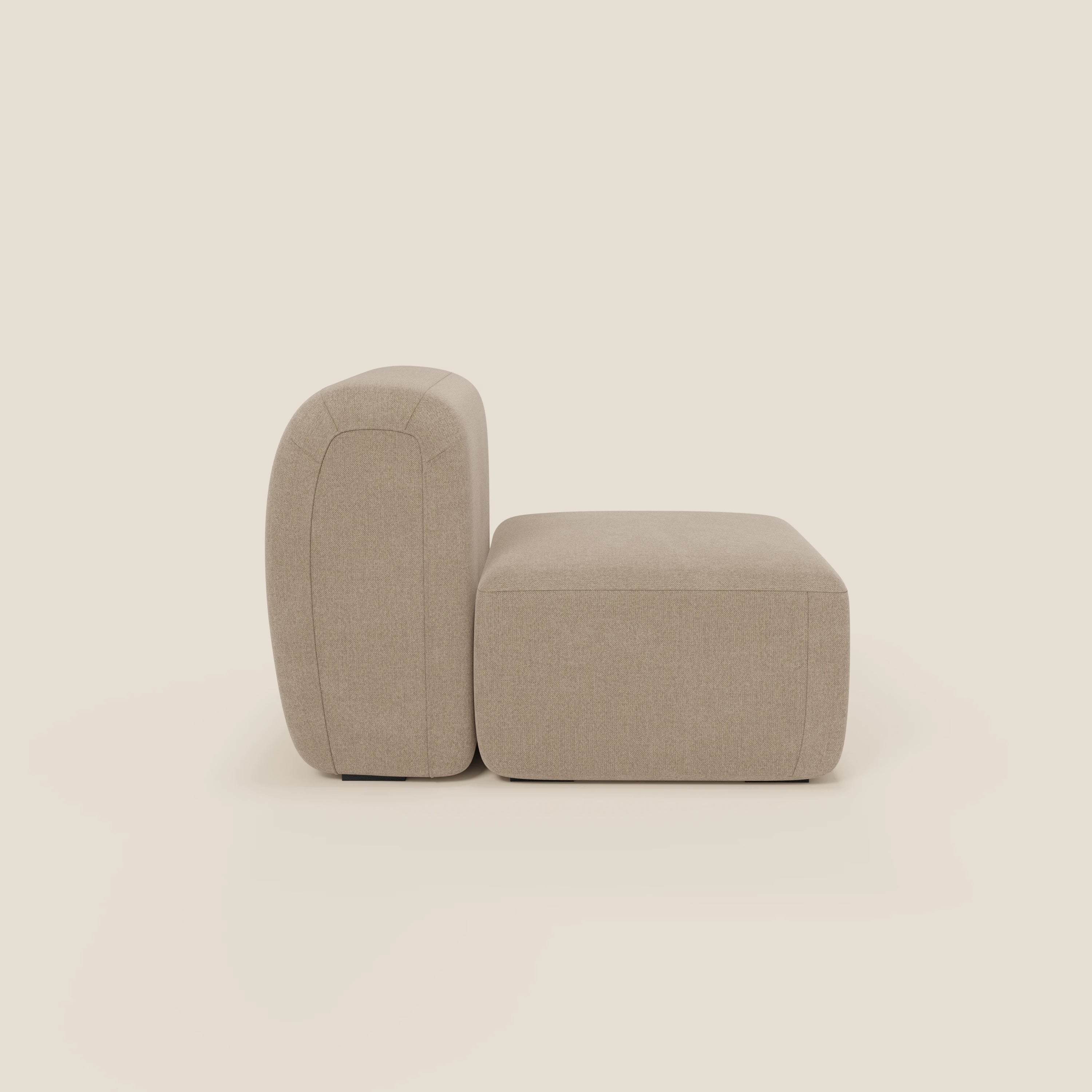 BonBon modulo centrale 70 cm di Divani.Store è una sedia moderna senza braccioli in tessuto antimacchia beige T23 con bordi arrotondati, seduta rettangolare spessa e schienale basso, raffigurata di profilo su uno sfondo bianco sporco.