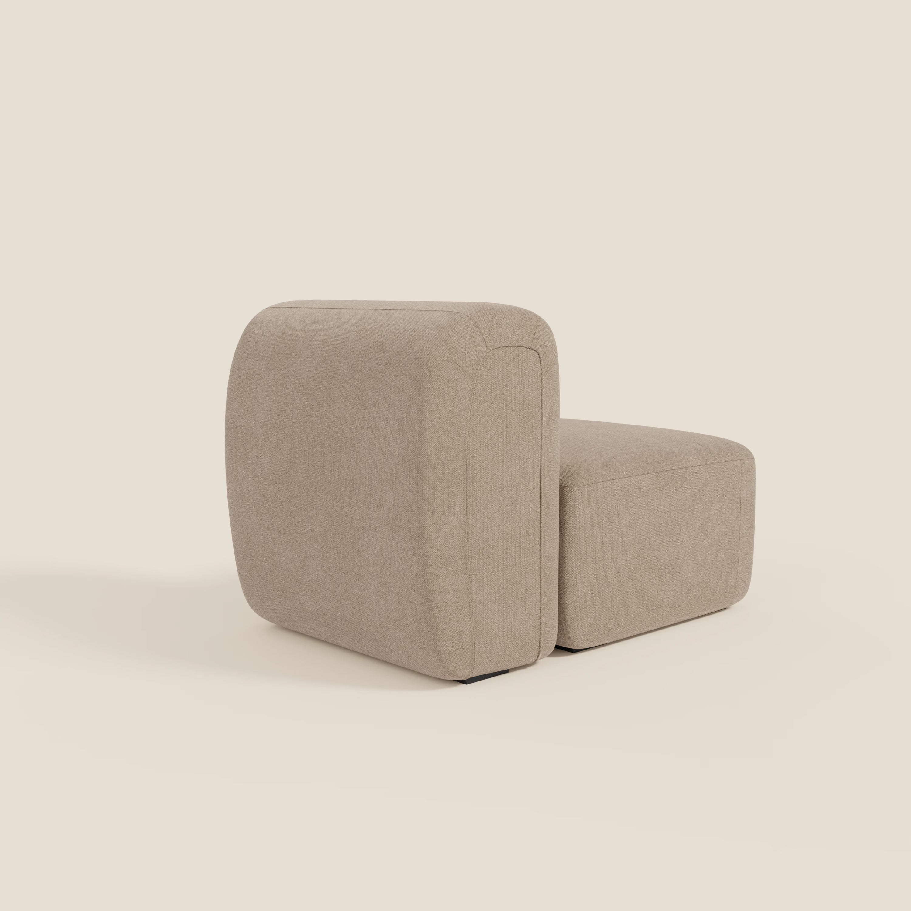 BonBon modulo centrale 70 cm di Divani.Store è una sedia moderna senza braccioli di colore beige, con tessuto T23 antimacchia, bordi arrotondati e un profilo basso e squadrato, perfetto per gli spazi minimalisti.