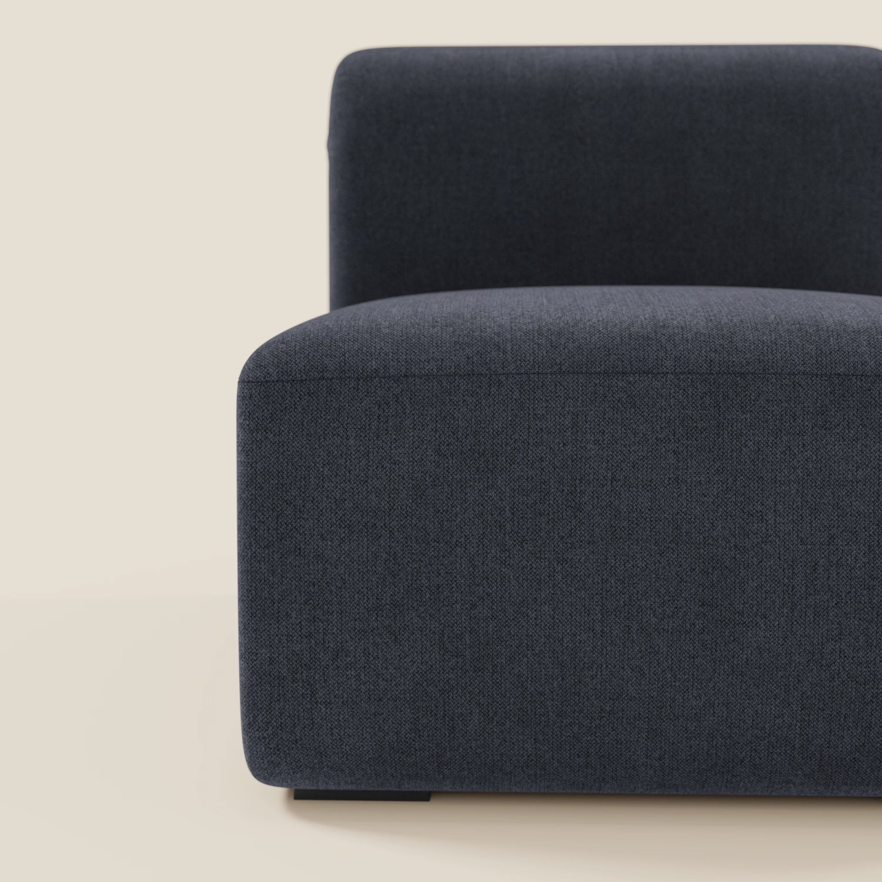 Primo piano di BonBon modulo centrale 70 cm di Divani.Store, una moderna poltrona o elemento modulare in tessuto antimacchia T23 blu ardesia, dalle linee pulite e squadrate, con bracciolo sinistro basso e squadrato e uno sfondo beige tinta unita che ne sottolinea il look minimalista.