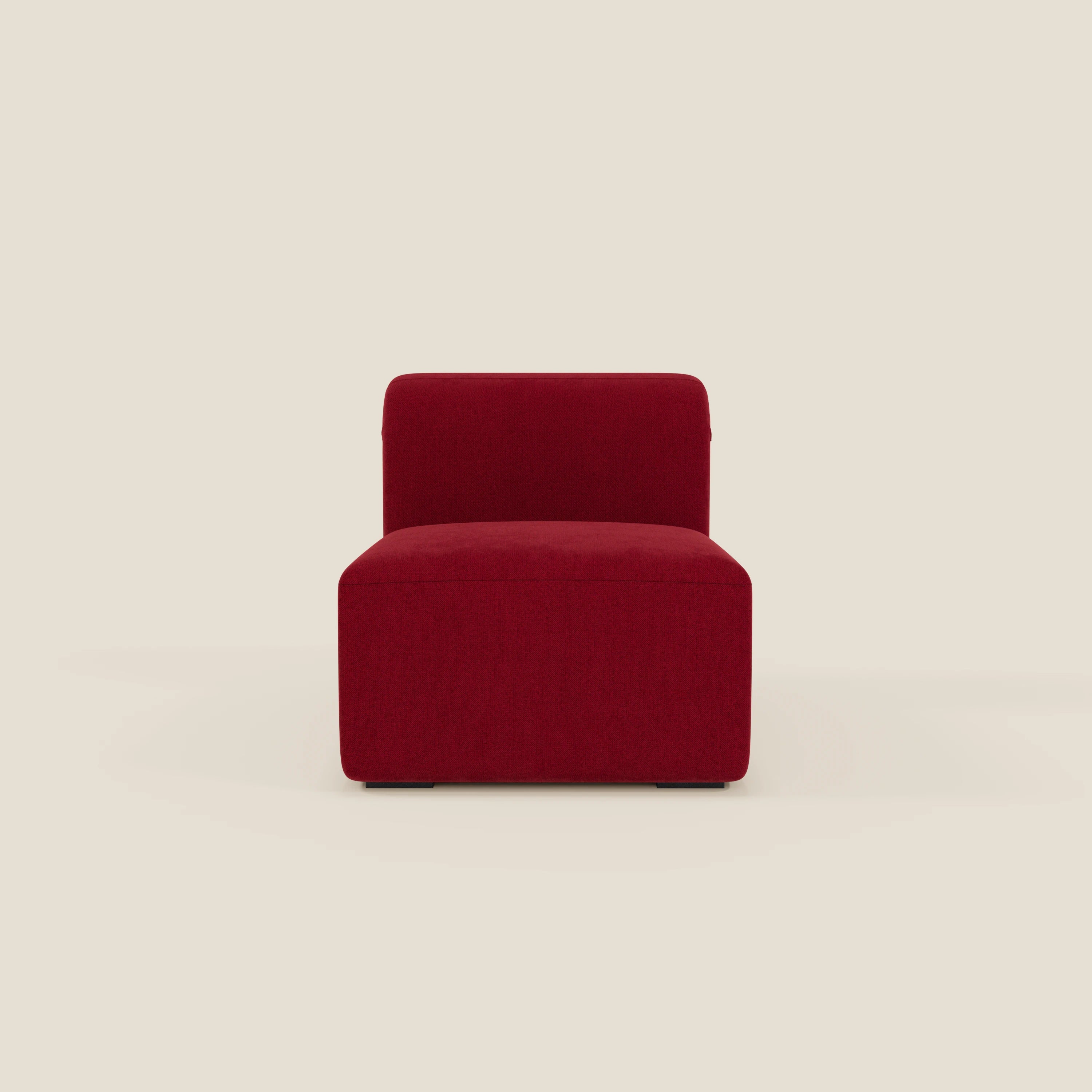 BonBon modulo centrale 70 cm di Divani.Store è una poltrona lounge senza braccioli rivestita in tessuto T23 bordeaux facile da pulire. Il suo design elegante e squadrato, con schienale basso e assenza di gambe visibili, spicca su uno sfondo beige chiaro.