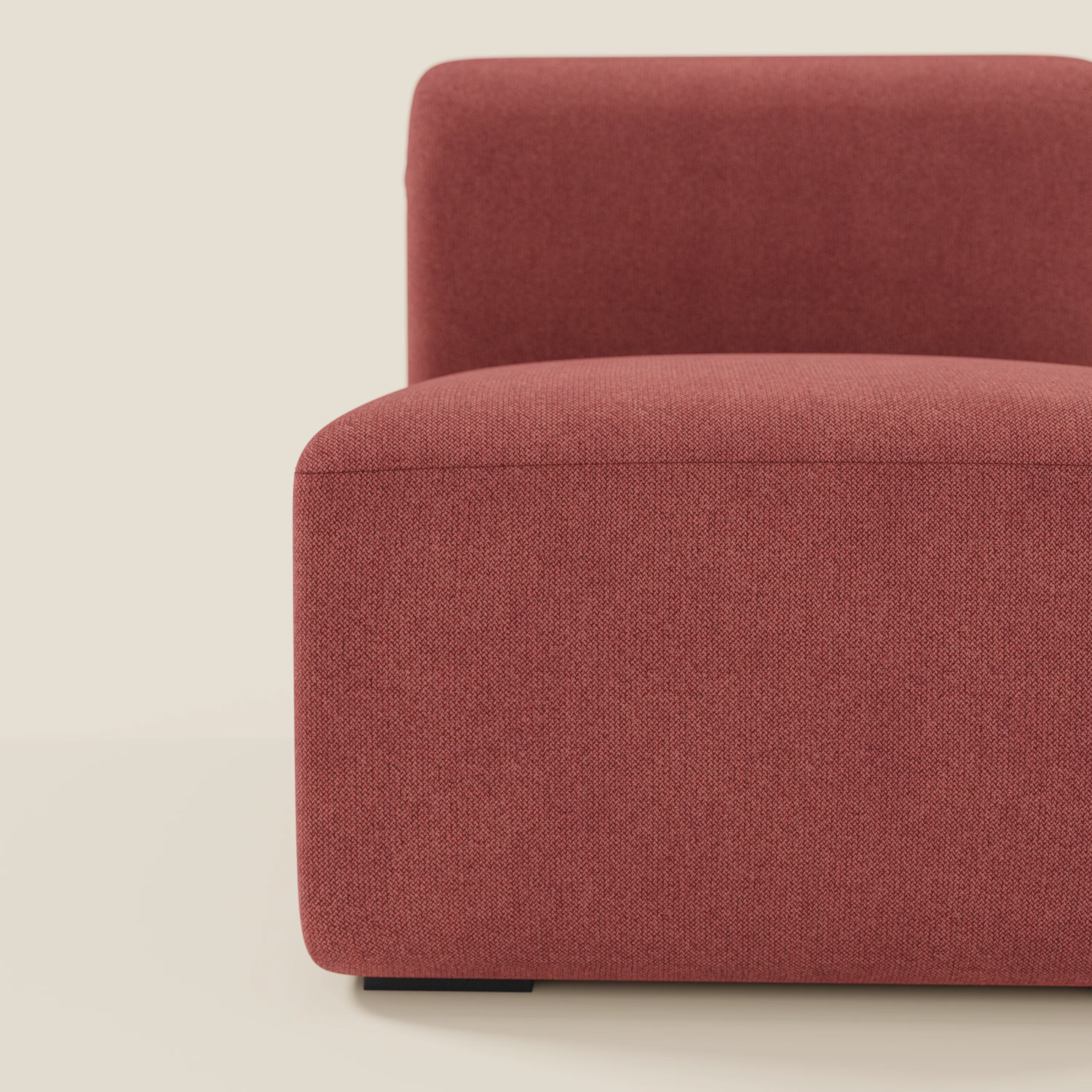 Vista parziale di BonBon modulo centrale 70 cm di Divani.Store in tessuto smacchiabile T23 rosso ciliegia: lato sinistro con schienale rettangolare basso e cuscino di seduta spesso, su sfondo chiaro.