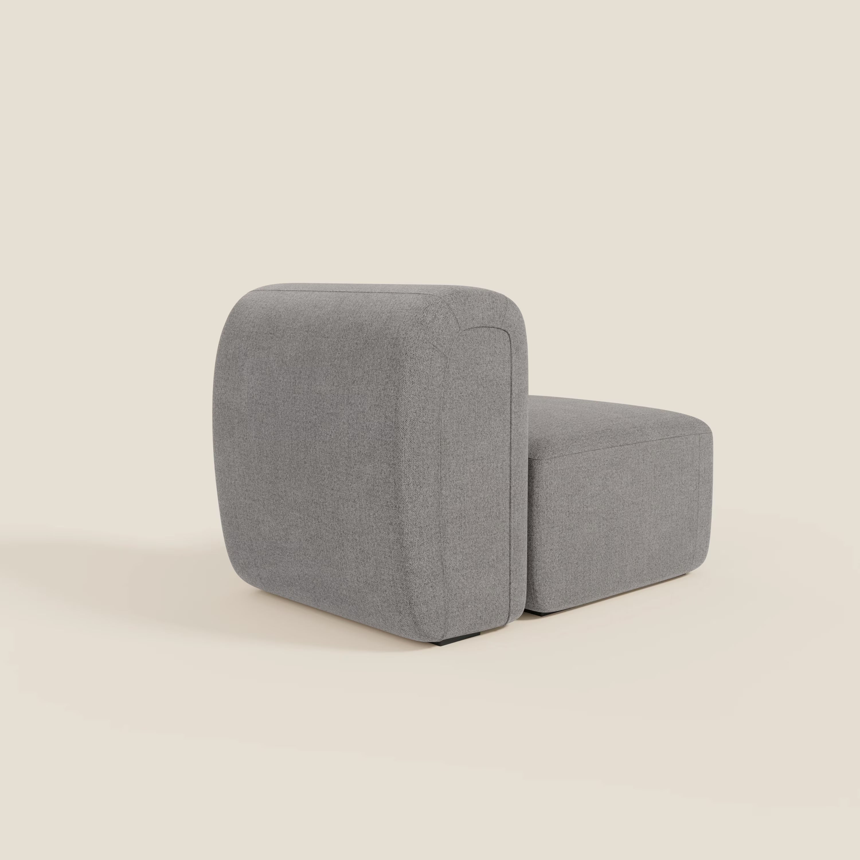 BonBon modulo centrale 70 cm di Divani.Store è una poltrona minimalista senza braccioli in tessuto lavabile grigio T23, con cuscini spessi, bordi morbidi e arrotondati e una forma squadrata. Si appoggia su uno sfondo beige chiaro, senza gambe visibili, per un look moderno.