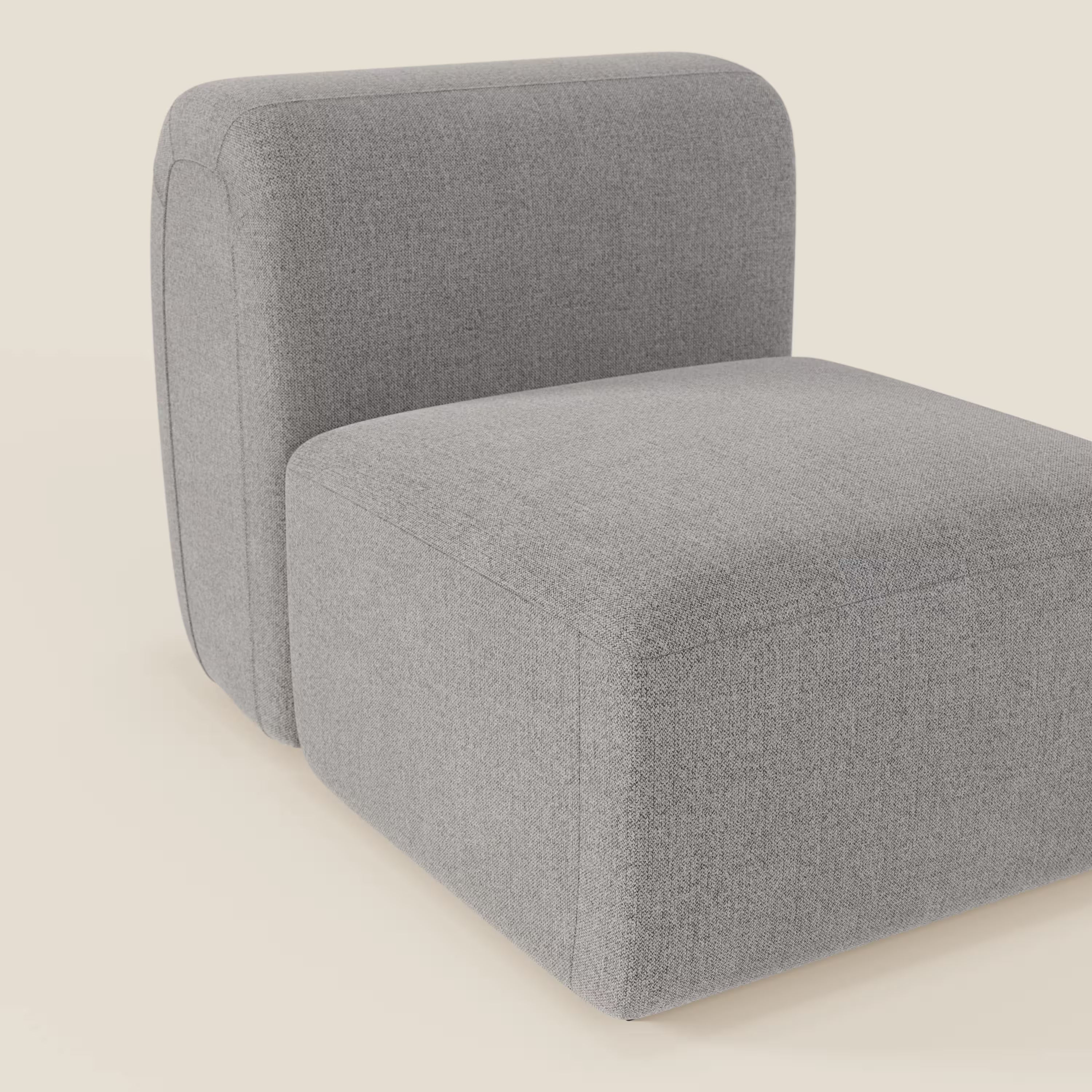 BonBon modulo centrale 70 cm di Divani.Store è una sedia moderna senza braccioli con cuscini spessi e rettangolari in tessuto antimacchia T23 grigio chiaro. La seduta e lo schienale hanno bordi lisci e arrotondati e poggiano direttamente sul pavimento su uno sfondo beige.