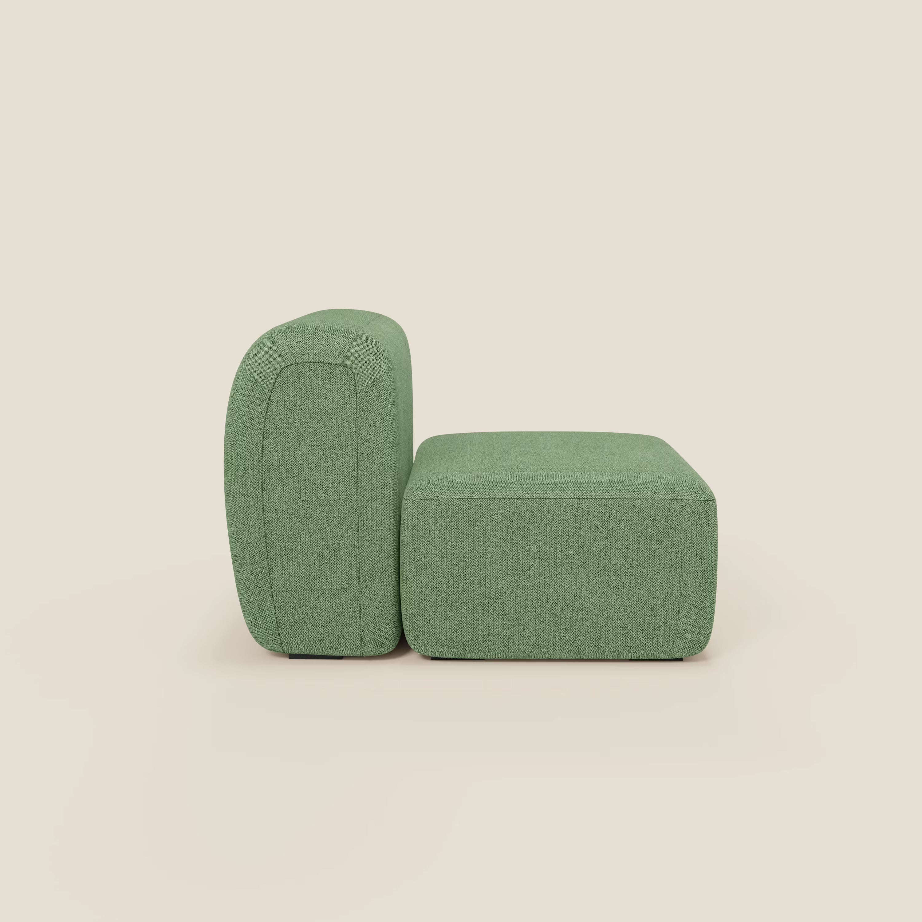 BonBon modulo centrale 70 cm di Divani.Store, una sedia moderna e minimalista in tessuto T23 menta smacchiabile, è presentata di lato su uno sfondo beige chiaro. I suoi bordi lisci e arrotondati e la sua forma squadrata e bassa evocano un design modulare senza braccioli.