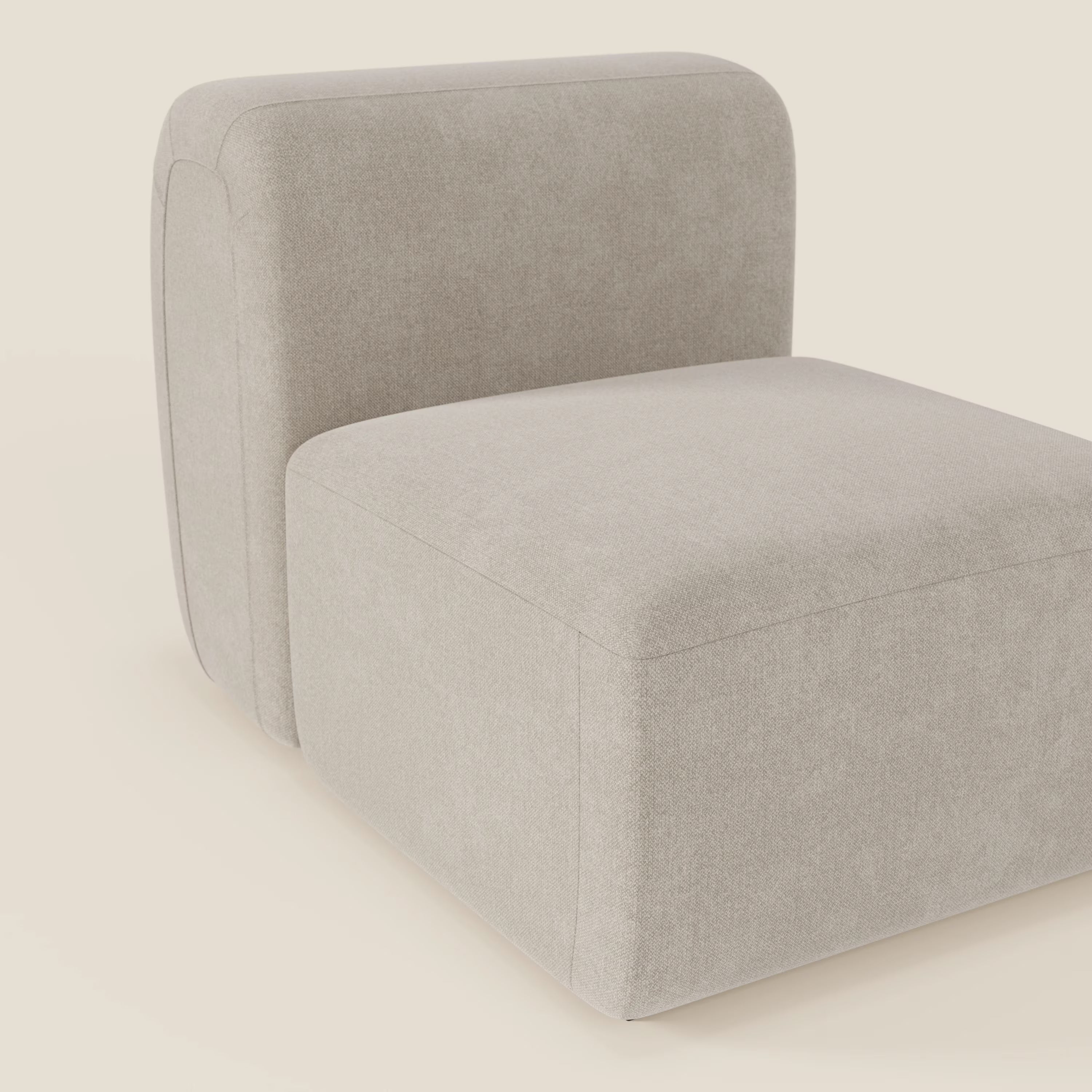 BonBon modulo centrale 70 cm di Divani.Store è una moderna seduta senza braccioli con rivestimento in tessuto antimacchia pannà T23 di forte spessore e bordi arrotondati e lisci, perfetta come elemento componibile su uno sfondo bianco sporco.