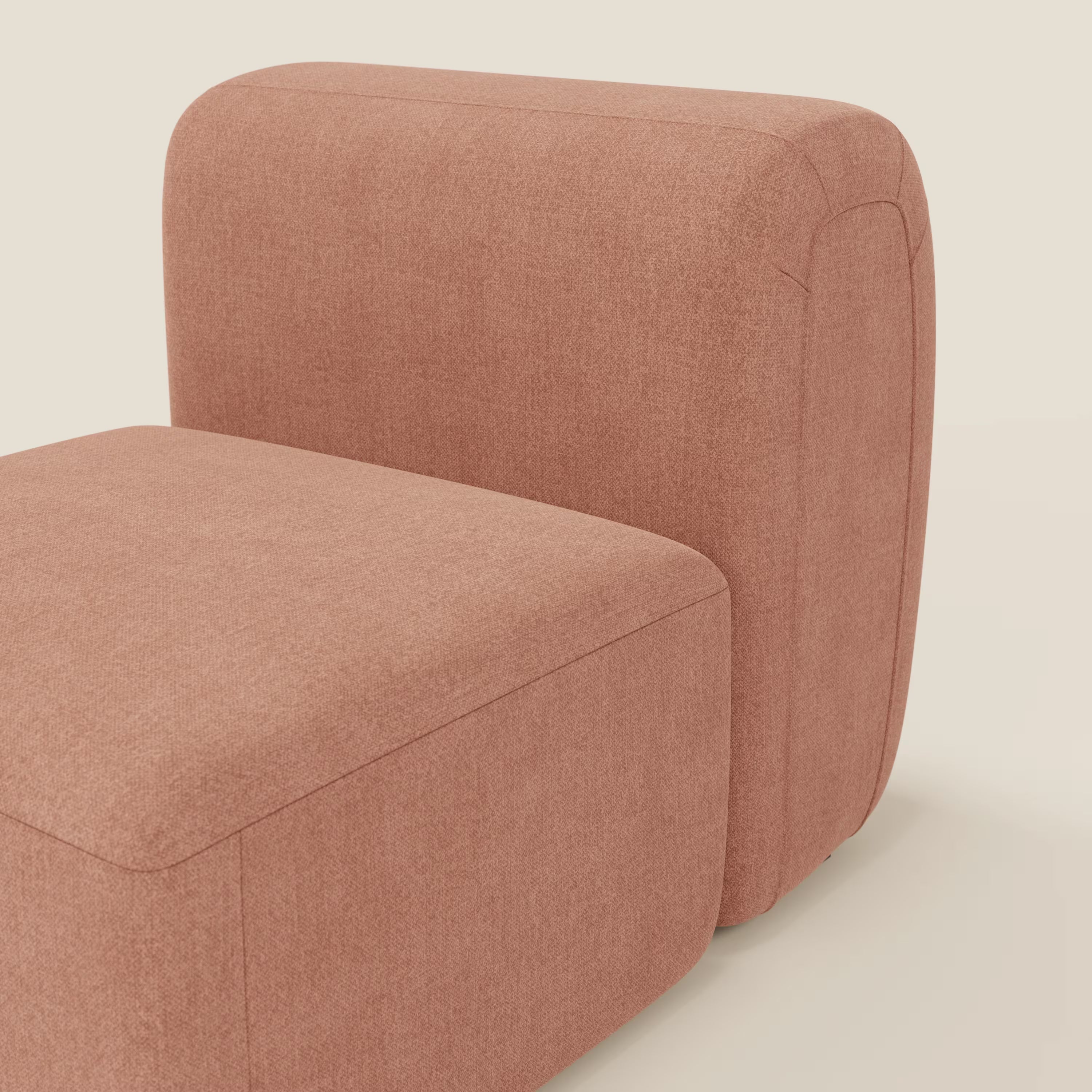 Primo piano di BonBon modulo centrale 70 cm di Divani.Store, sedia modulare senza braccioli in tessuto antimacchia T23 pesca, che mostra le sue linee pulite, le forme squadrate e i bordi arrotondati su uno sfondo beige chiaro.