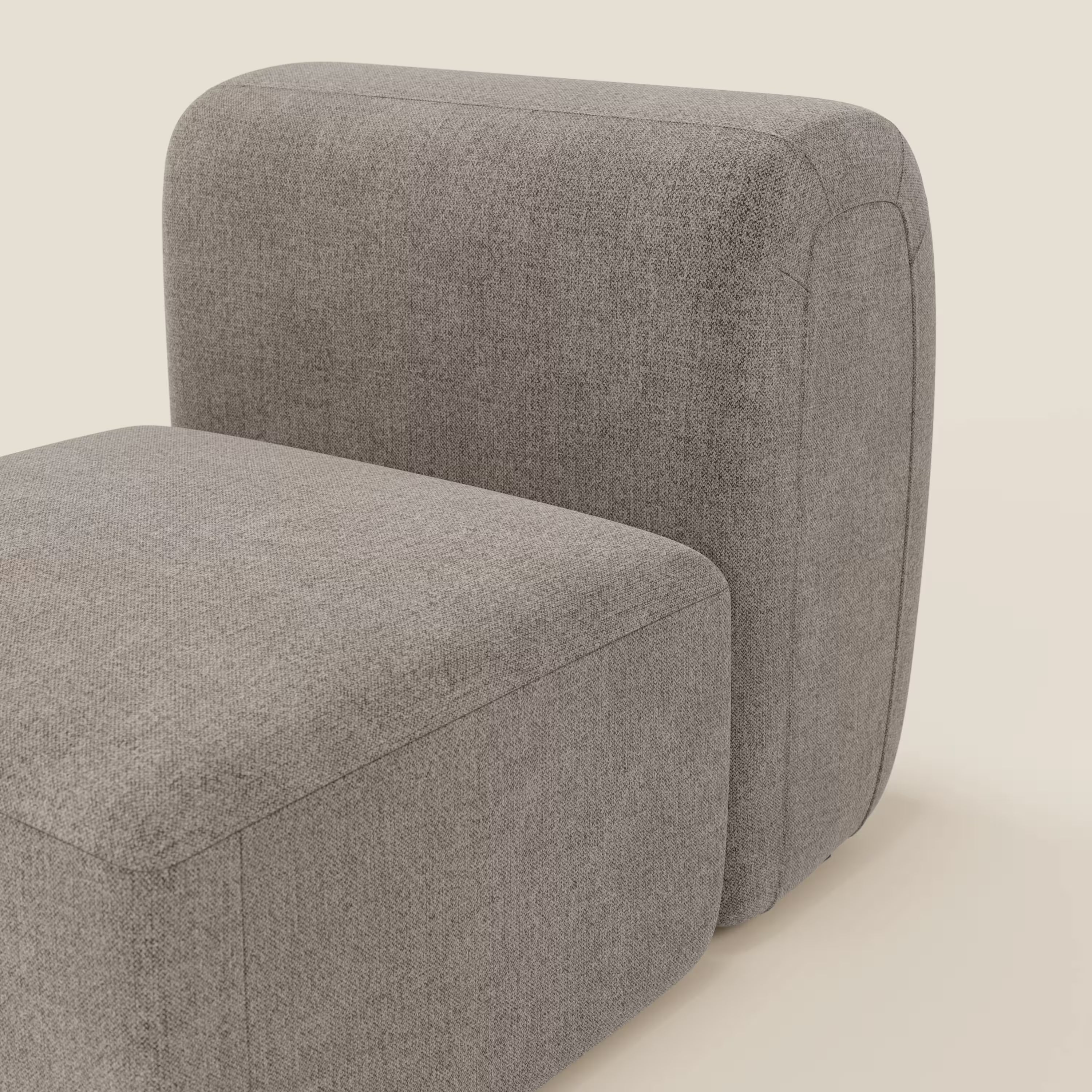 Primo piano di BonBon modulo centrale 70 cm di Divani.Store, una sedia moderna senza braccioli in tessuto smacchiabile T23 talpa, con bordi morbidi e arrotondati, rivestimento grigio chiaro e design minimalista e squadrato su sfondo beige.