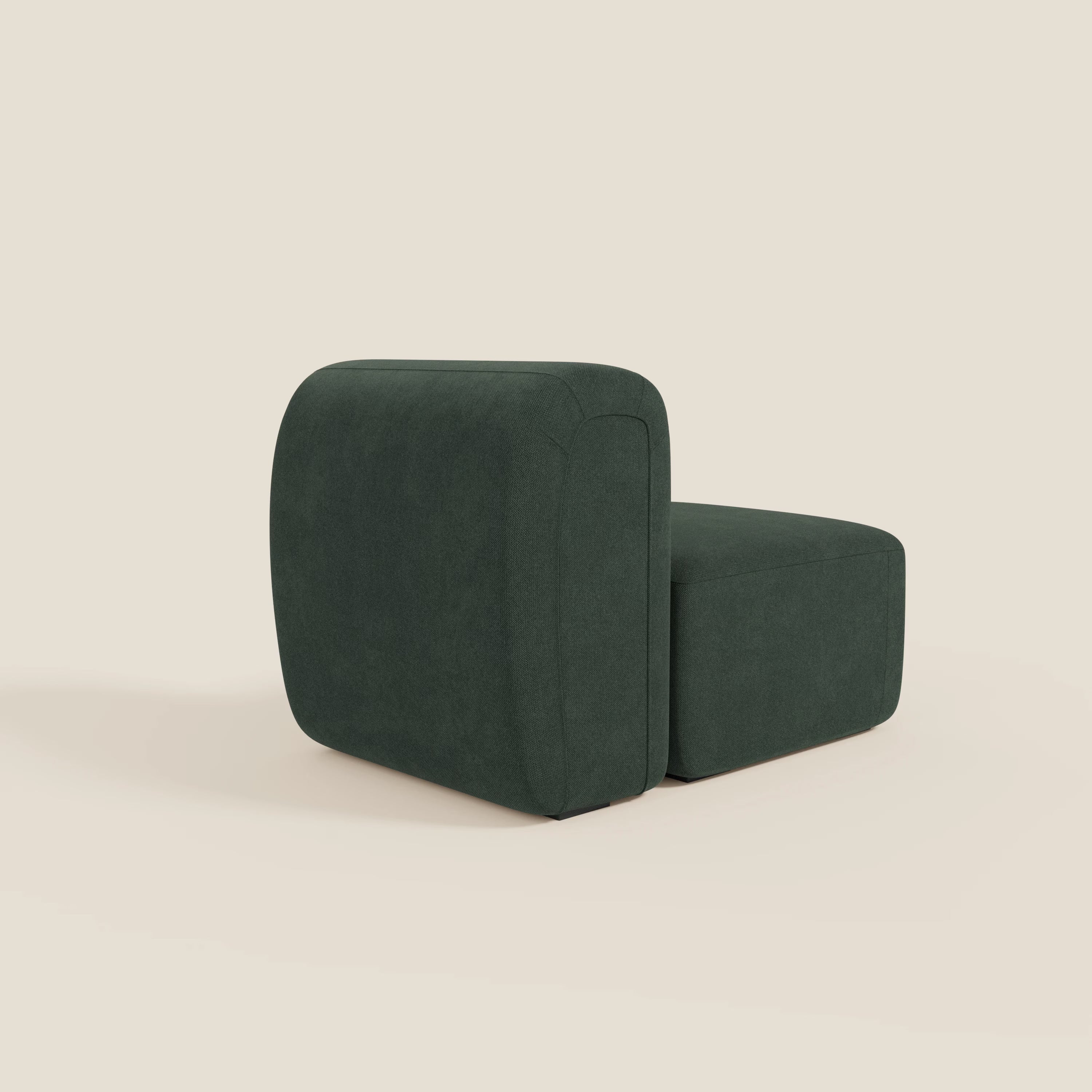 BonBon modulo centrale 70 cm di Divani.Store è una sedia moderna senza braccioli in tessuto antimacchia verde T23, caratterizzata da una seduta spessa e rettangolare e da uno schienale arrotondato dall'aspetto morbido e imbottito, senza gambe visibili.