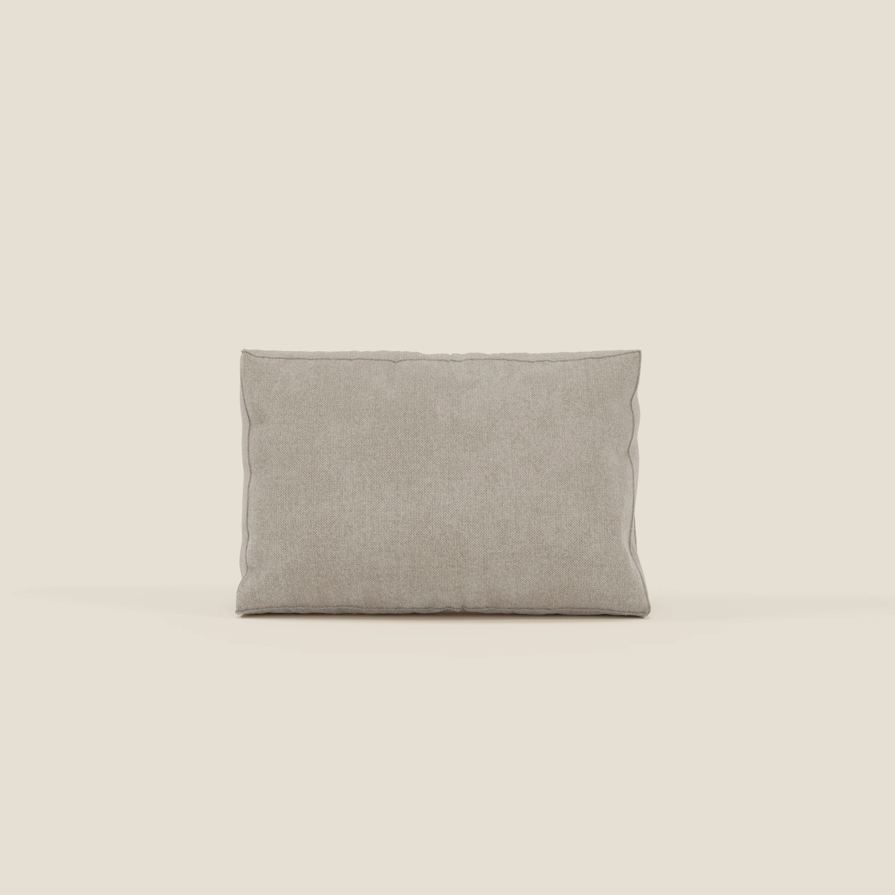 Il cuscino schienale BonBon di Divani.Store, presentato in tessuto smacchiabile T23 panna, è un cuscino rettangolare in felpa con sottili cuciture sui bordi. Disponibile in 2 misure, è centrato su uno sfondo bianco sporco.