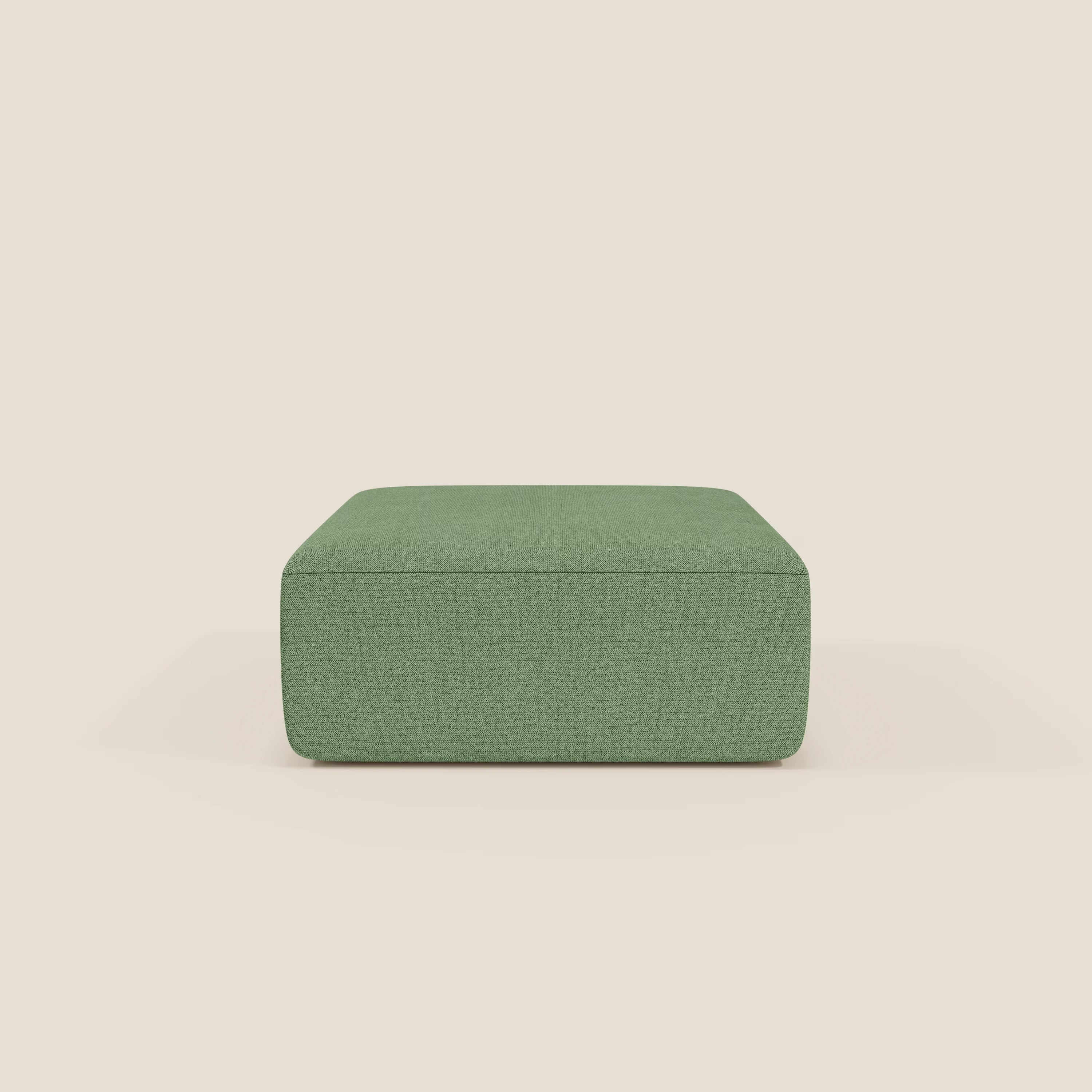 Il pouf BonBon di Divani.Store in tessuto antimacchia T23 menta è un moderno pouf quadrato con lati lisci imbottiti e piano d'appoggio senza gambe, raffigurato su uno sfondo crema chiaro. Disponibile in due misure.