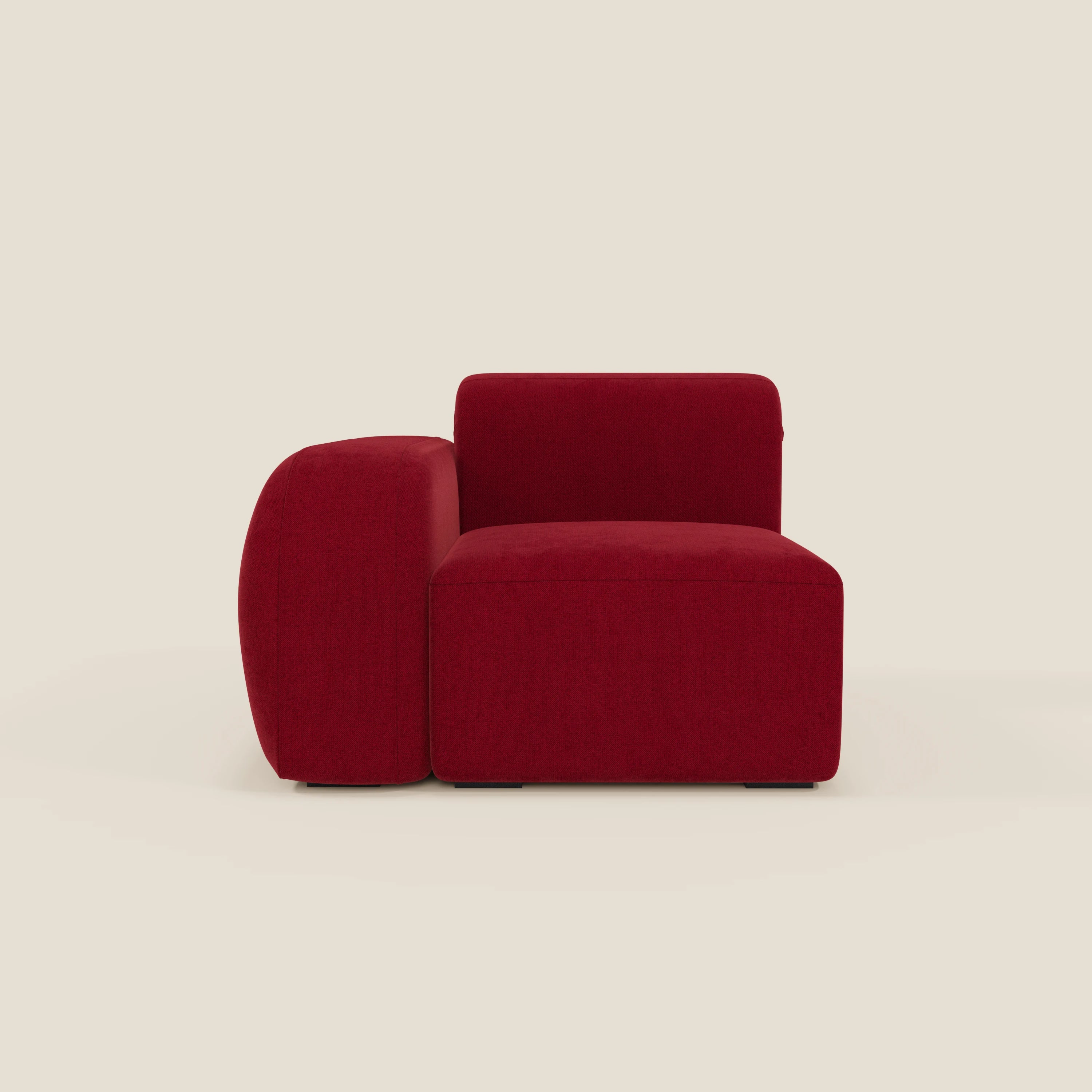 Il BonBon modulo terminale 105 cm sinistro in smacchiabile T23 bordeaux di Divani.Store è caratterizzato da un design moderno e squadrato, con un bracciolo sinistro spesso e uno schienale basso e squadrato, che evoca l'aspetto di un divano personalizzabile su uno sfondo beige.