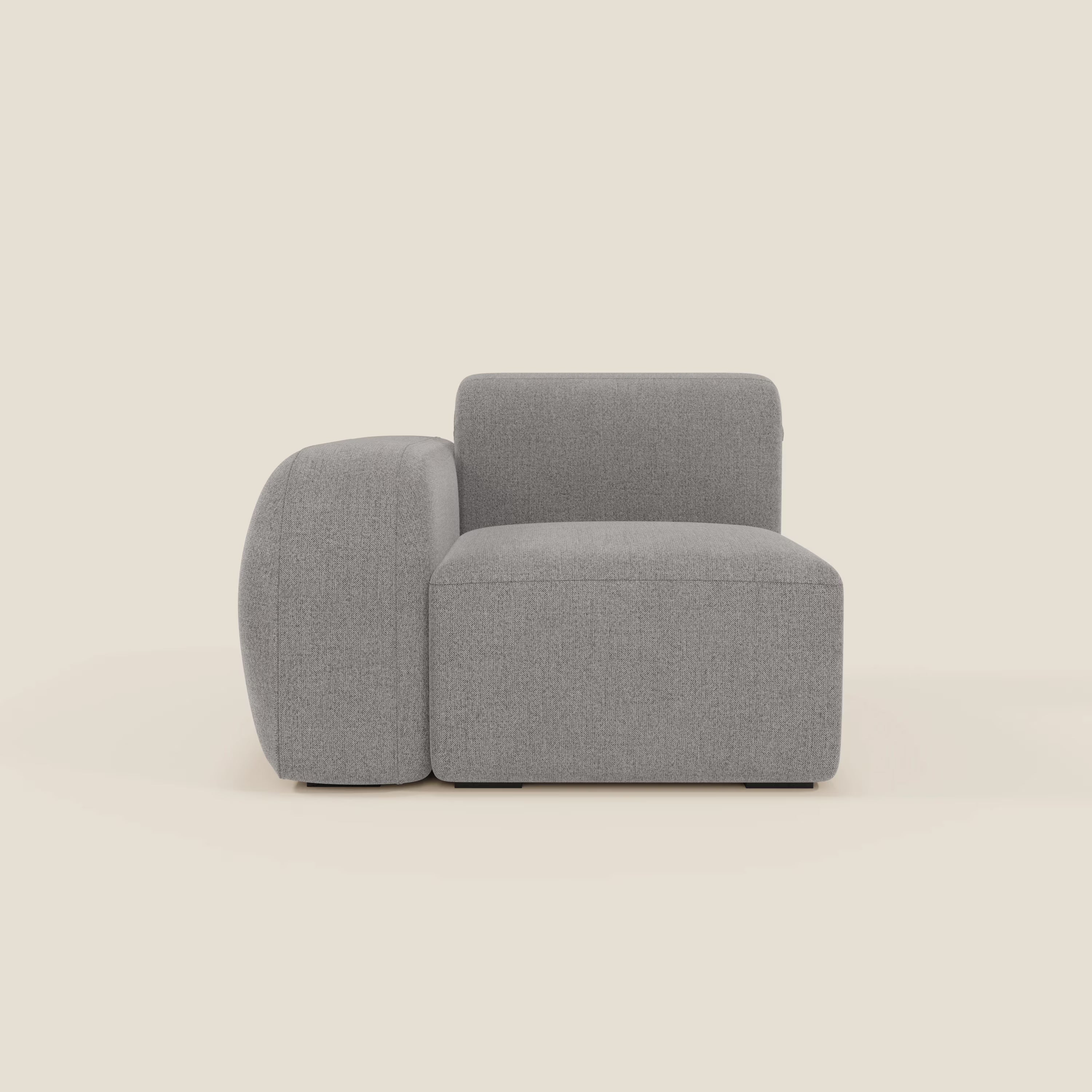 Il BonBon modulo terminale 105 cm sinistro di Divani.Store è un divano moderno e minimalista di colore grigio con schienale basso, ampia seduta e bracciolo sinistro in tessuto T23 di facile pulizia, presentato con la sezione senza braccioli su uno sfondo beige chiaro.