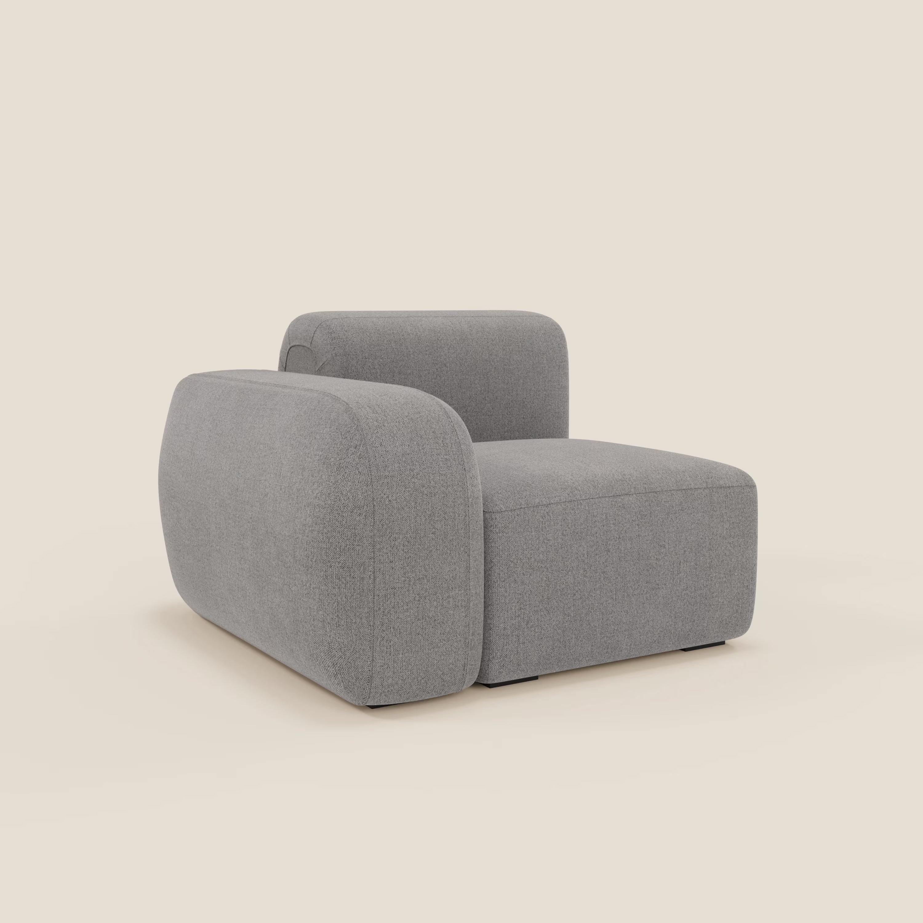 BonBon modulo terminale 105 cm di Divani.Store è una moderna poltrona senza braccioli con seduta bassa e larga e bordi arrotondati, rivestita in tessuto antimacchia T23 grigio per un comfort contemporaneo.