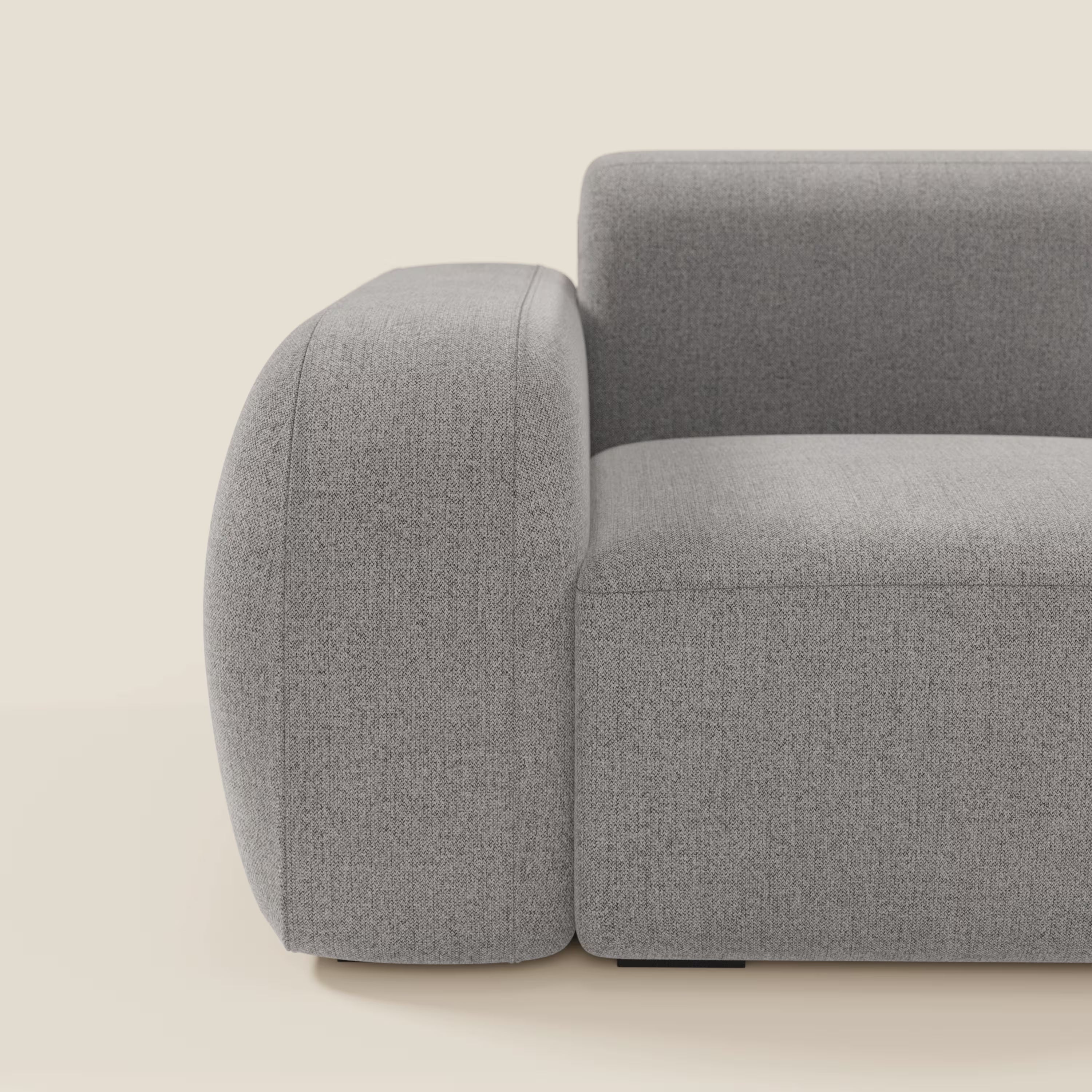 Vista laterale ravvicinata di BonBon modulo terminale 105 cm (sinistro o destro) di Divani.Store in tessuto smacchiabile grigio T23, con braccioli spessi e arrotondati e un design minimalista e contemporaneo su uno sfondo beige.