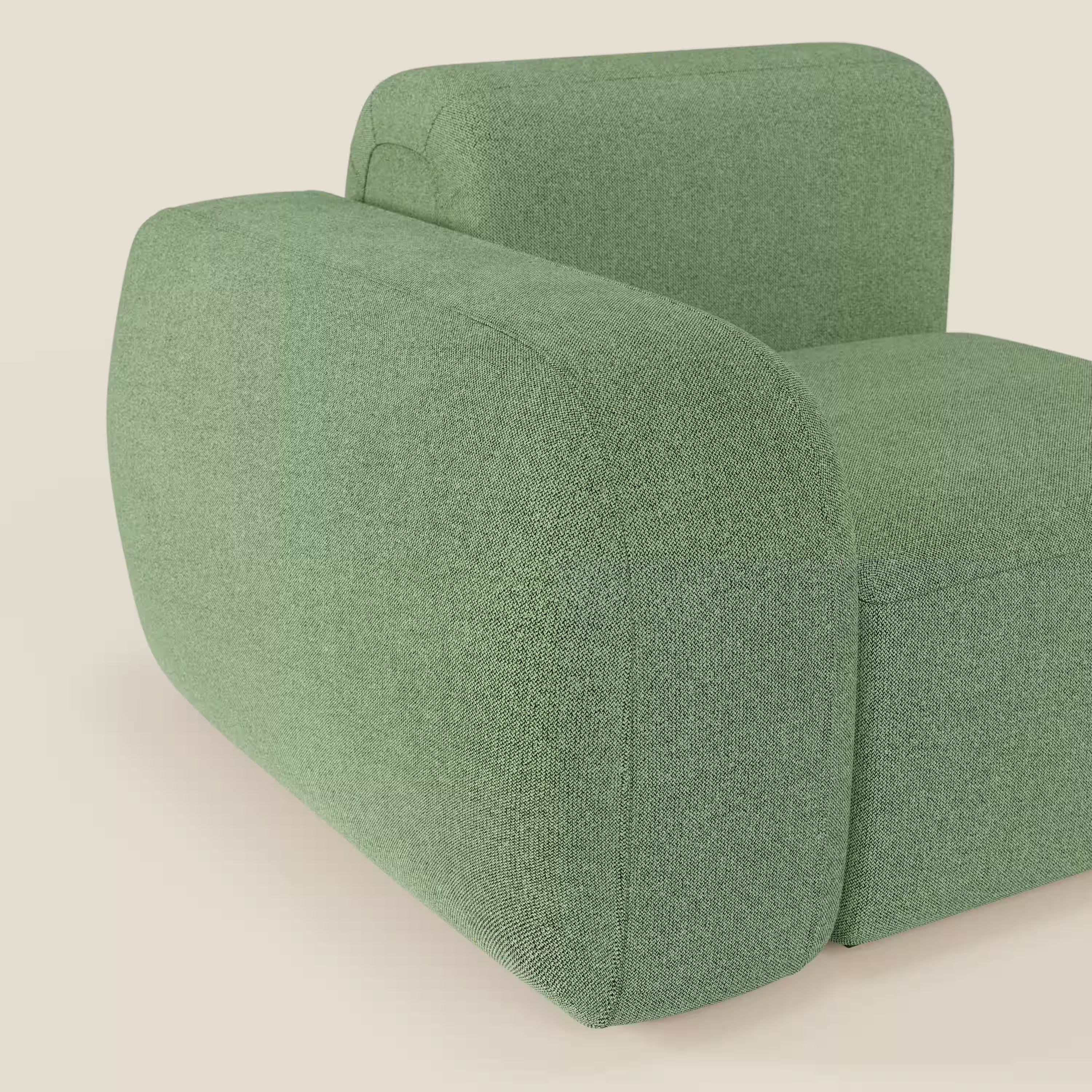 Un primo piano di Divani.Store BonBon modulo terminale 105 cm, rivestito in tessuto antimacchia T23 menta, mostra i suoi bordi lisci e arrotondati e la sua forma minimalista a blocchi su uno sfondo neutro bianco sporco.