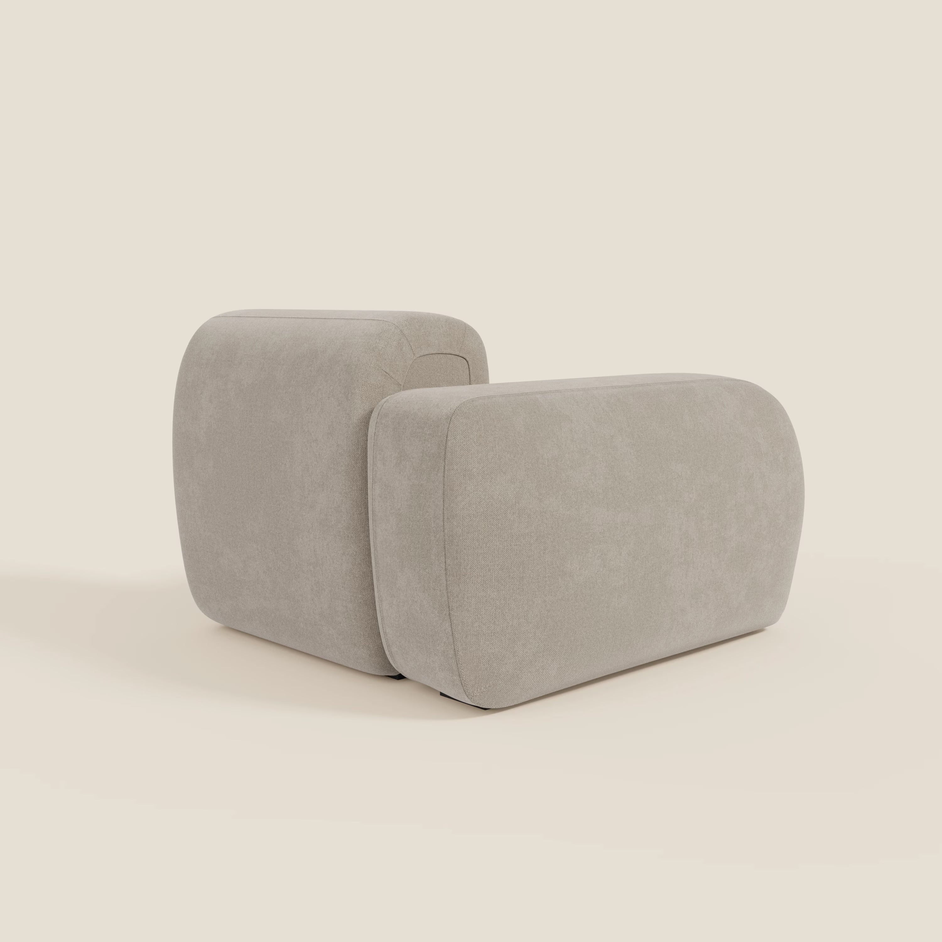 BonBon modulo terminale 105 cm di Divani.Store è una poltrona minimalista in tessuto panna T23 antimacchia, caratterizzata da bordi lisci e arrotondati e da un design a basso profilo che si integra perfettamente con gli interni di colore bianco sporco.