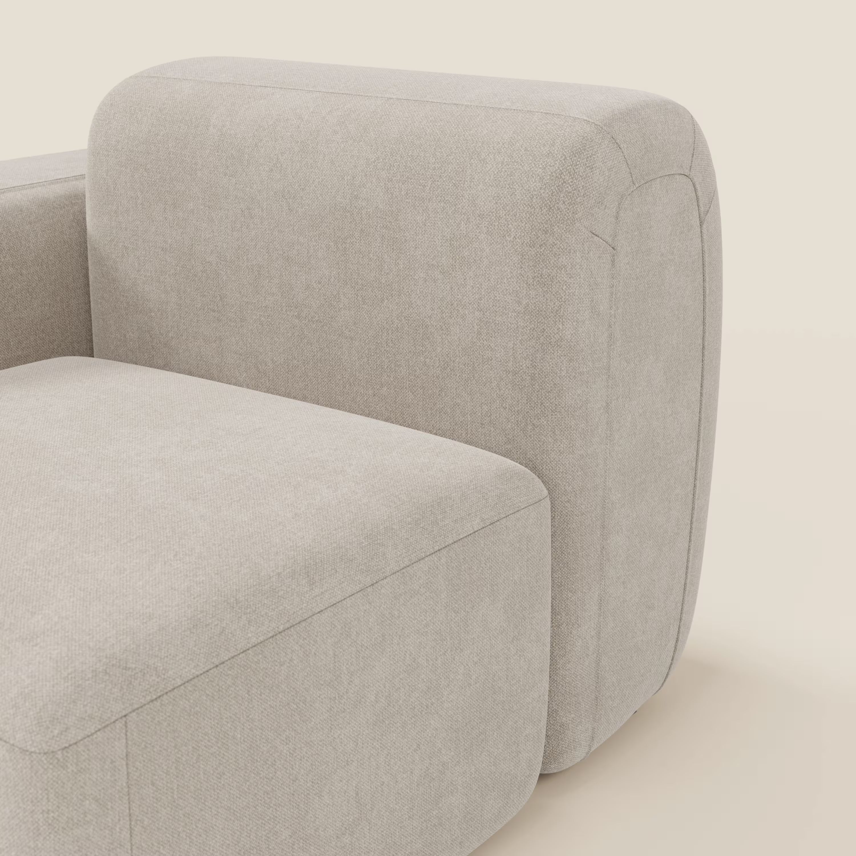 Un primo piano di BonBon modulo terminale 105 cm di Divani.Store in smacchiabile T23 panna mostra la sua morbida imbottitura antimacchia e il design minimalista con seduta, schienale e braccioli arrotondati su uno sfondo bianco sporco.