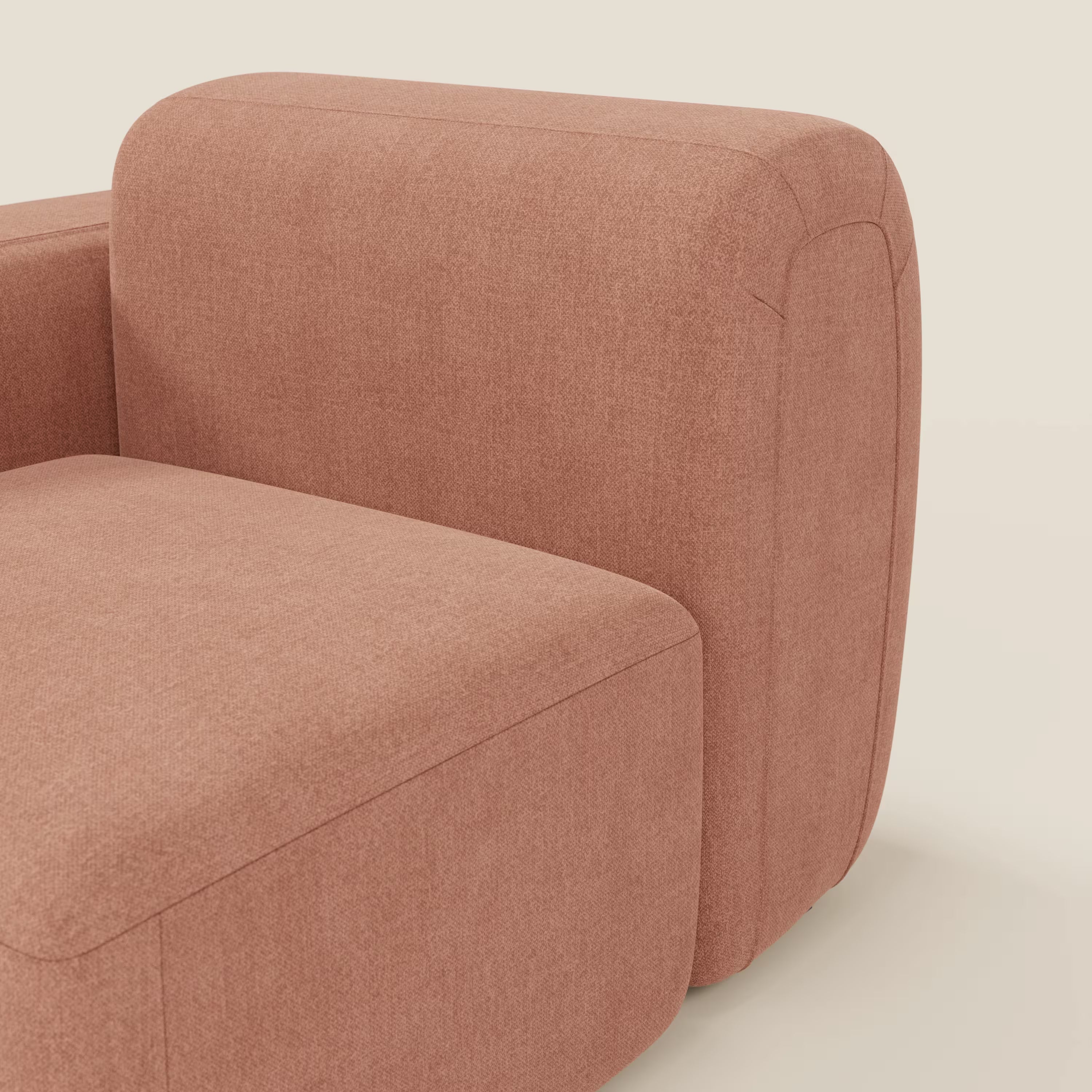 Primo piano di BonBon modulo terminale 105 cm sinistro o destro di Divani.Store, rivestito in tessuto antimacchia T23 pesca. I bordi lisci e arrotondati e la seduta morbida risaltano su uno sfondo crema chiaro, mettendo in evidenza la sua consistenza morbida.