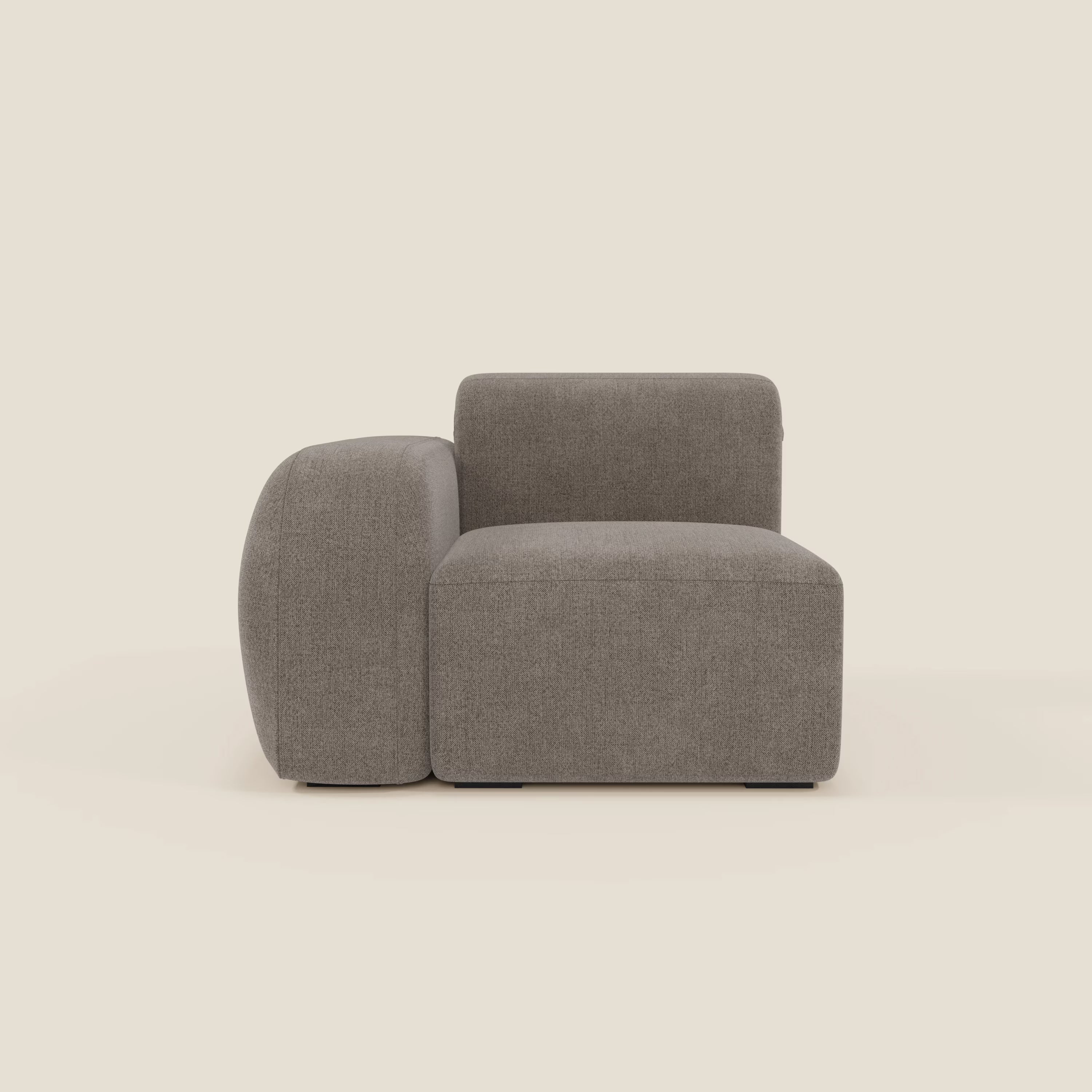 Il BonBon modulo terminale 105 cm sinistro di Divani.Store è caratterizzato da un'ampia imbottitura grigia senza braccioli in tessuto smacchiabile T23 talpa, da uno schienale sinistro arrotondato e da gambe basse e nascoste, su uno sfondo bianco sporco.