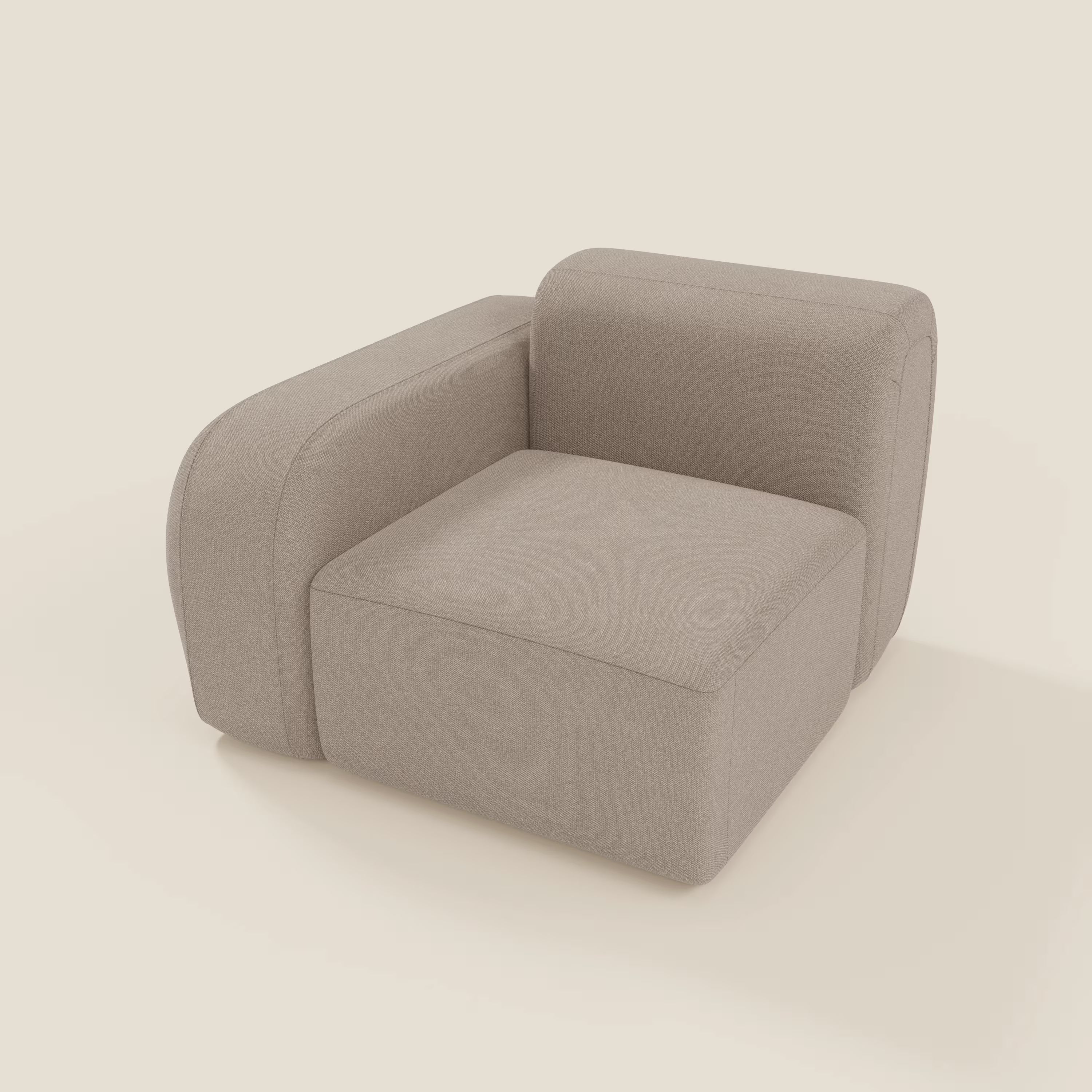 BonBon modulo terminale 105 cm sinistro o destro di Divani.Store è una poltrona moderna e accogliente in tessuto smacchiabile T23 tortora con ampia seduta e spesso bracciolo sinistro, che riprende lo stile contemporaneo del divano BonBon su uno sfondo bianco sporco.