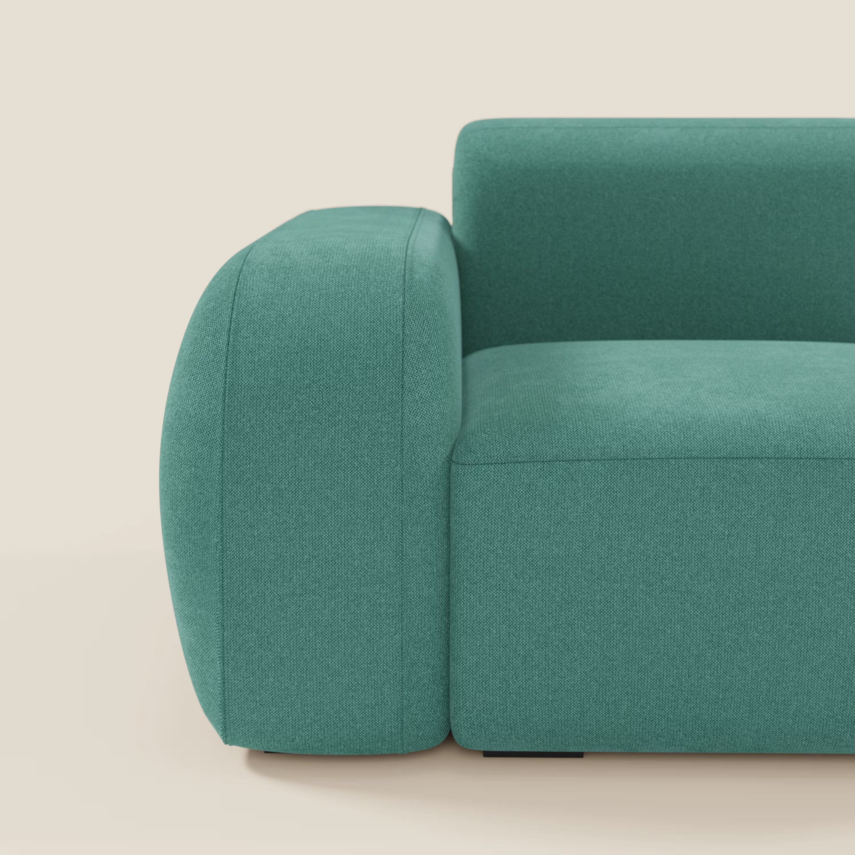 Un primo piano di Divani.Store BonBon modulo terminale 105 cm in tessuto smacchiabile T23 verde acqua ne evidenzia le linee squadrate e minimaliste e i bordi morbidi, con seduta e schienale su uno sfondo beige chiaro.