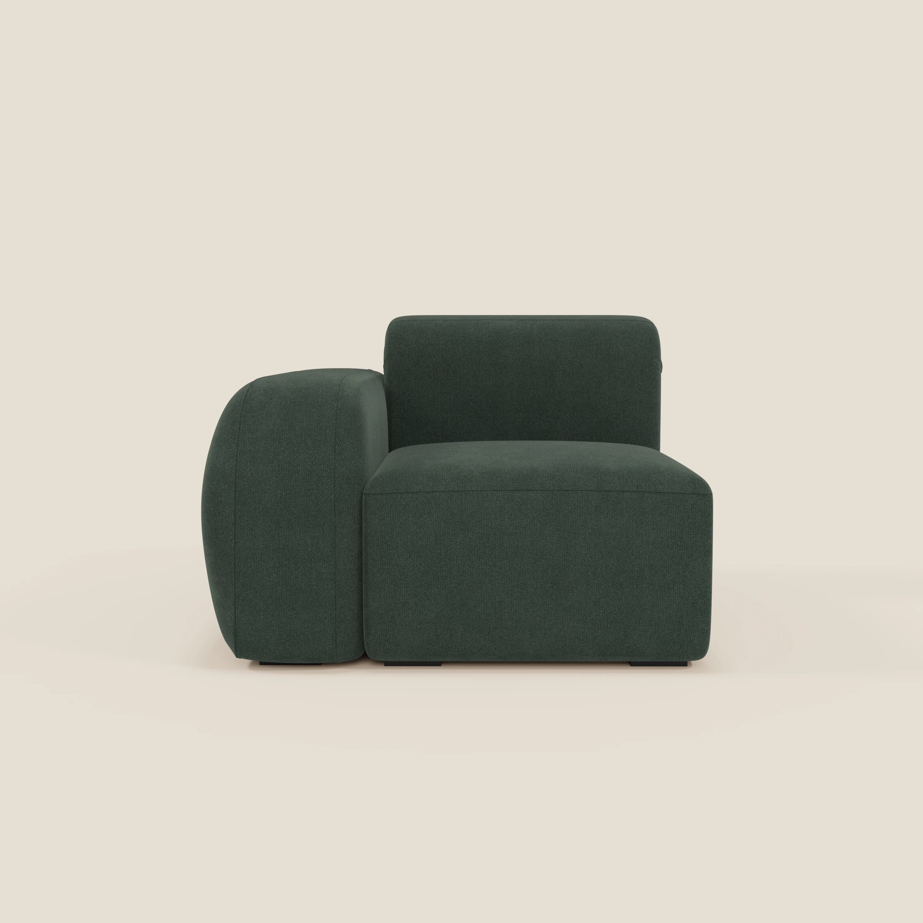 Il BonBon modulo terminale 105 cm sinistro di Divani.Store, in tessuto smacchiabile T23 verde, è caratterizzato da un ampio bracciolo sinistro, uno schienale basso e un design minimalista a blocchi su uno sfondo beige chiaro.