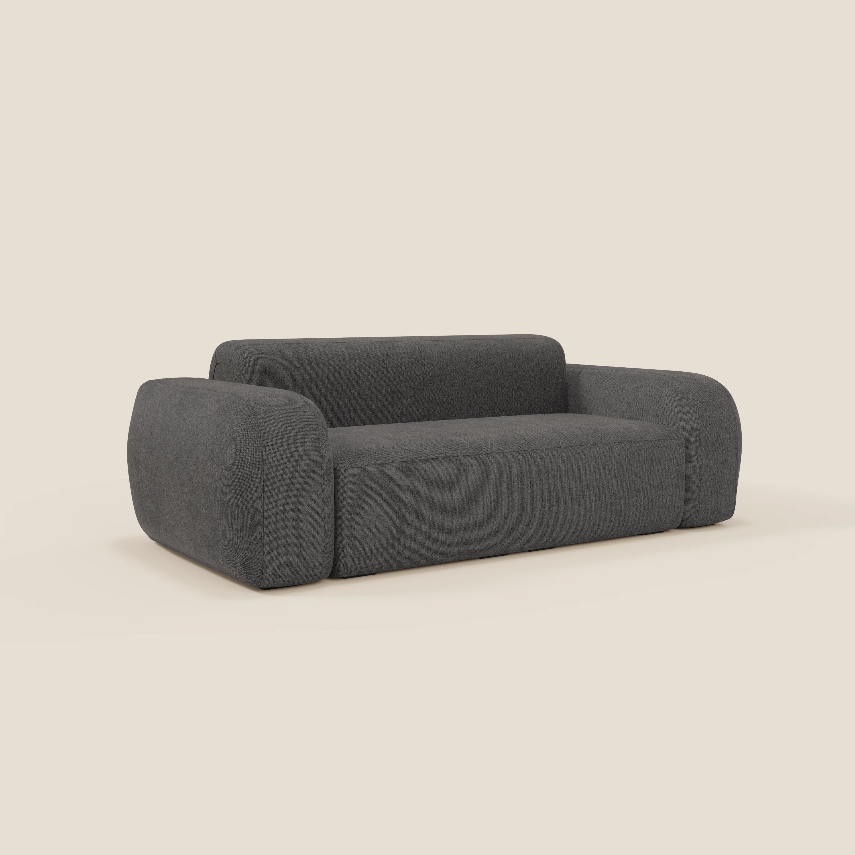 Il BonBon Divano modulare Lineare 220 di Divani.Store è un divano moderno in tessuto smacchiabile T23 antracite, caratterizzato da braccioli ampi e arrotondati e da uno schienale basso. I suoi bordi lisci e l'aspetto felpato aggiungono uno stile minimalista su uno sfondo chiaro.