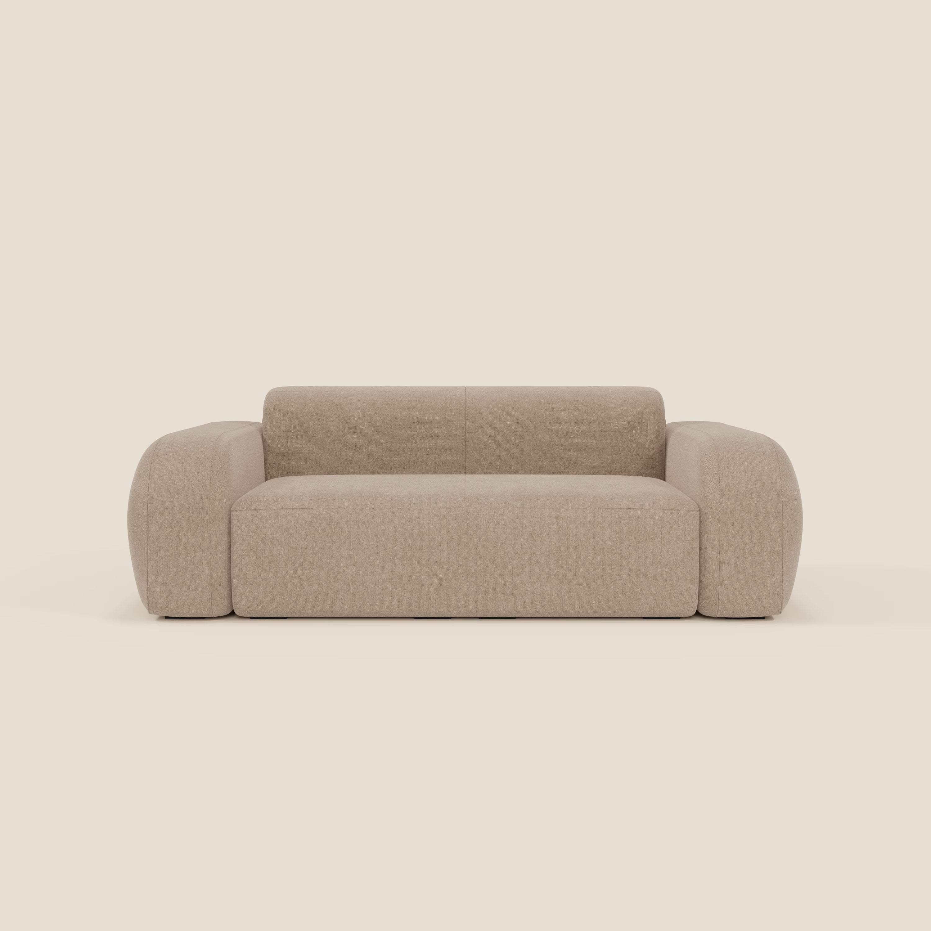 Il BonBon Divano modulare Lineare 220 di Divani.Store è un moderno divano beige dal design a seduta unica, con ampi braccioli arrotondati e un morbido e smacchiabile rivestimento in tessuto T23 per un look minimalista senza gambe visibili.