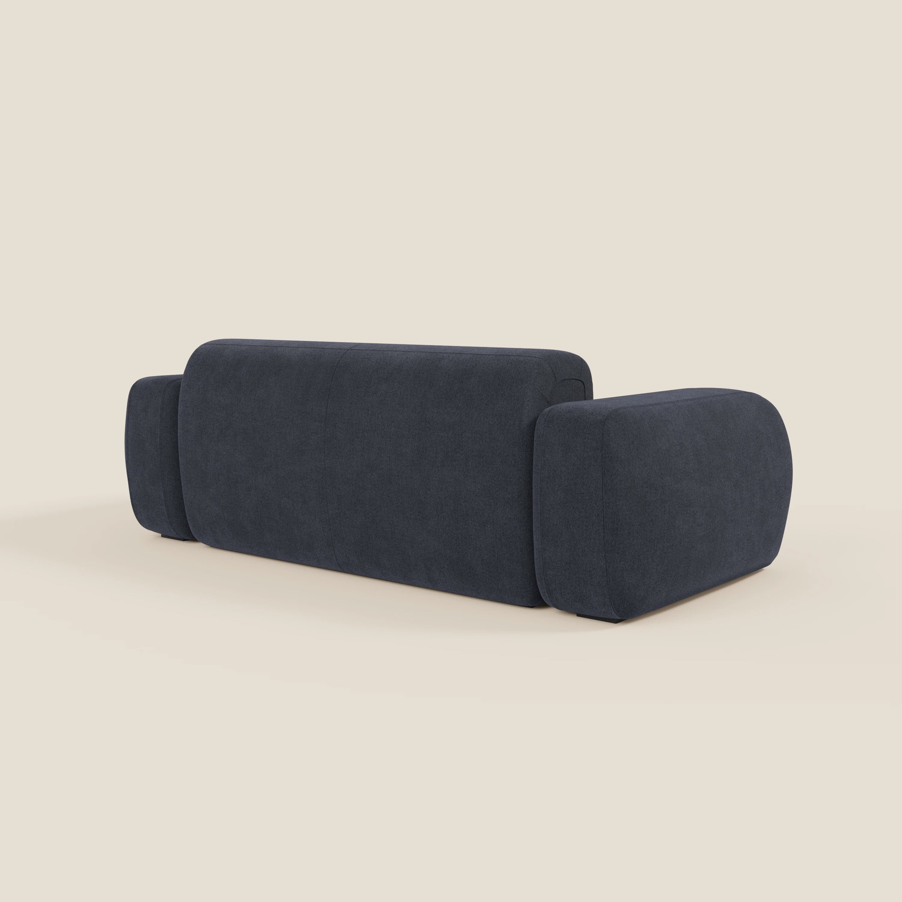 Il BonBon Divano modulare Lineare 220 di Divani.Store è un divano moderno di colore blu scuro con braccioli e schienale arrotondati, rivestito in tessuto antimacchia T23 ardesia blu, rappresentato dal retro su sfondo beige chiaro. Design minimalista senza gambe a vista.