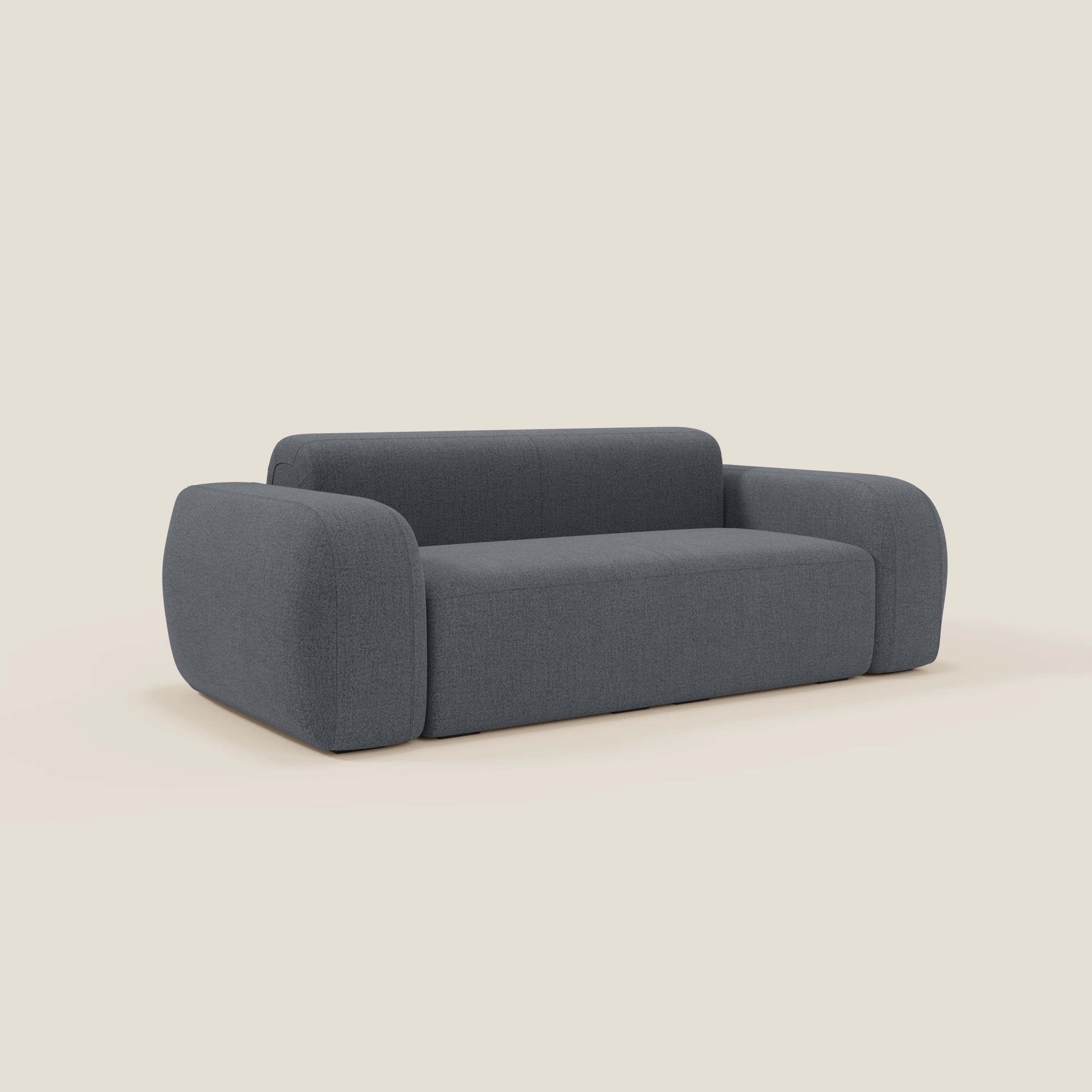 Il BonBon Divano modulare Lineare 220 di Divani.Store è un divano moderno e compatto in tessuto smacchiabile T23 blu grafite, caratterizzato da braccioli spessi e arrotondati, da una seduta unica e da un look audace e minimalista senza gambe visibili.