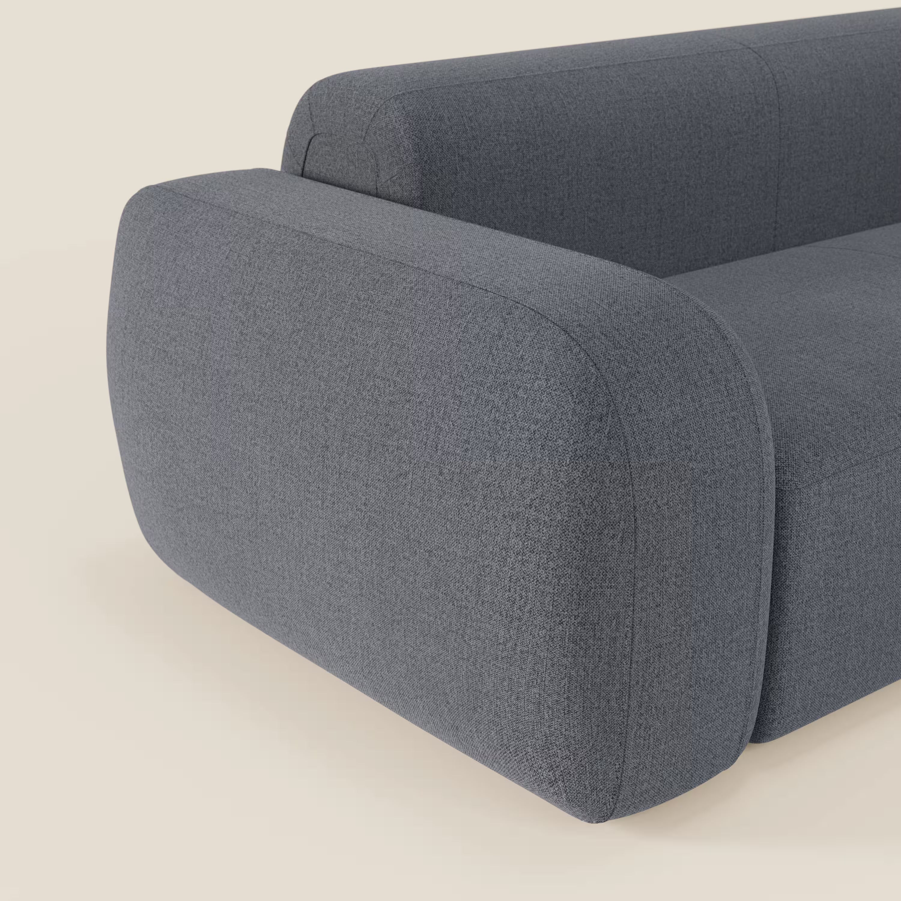 Il BonBon Divano modulare Lineare 220 di Divani.Store è caratterizzato da un design elegante e moderno con un bracciolo spesso e arrotondato e linee morbide, rivestito in tessuto smacchiabile T23 blu grafite su sfondo bianco sporco.