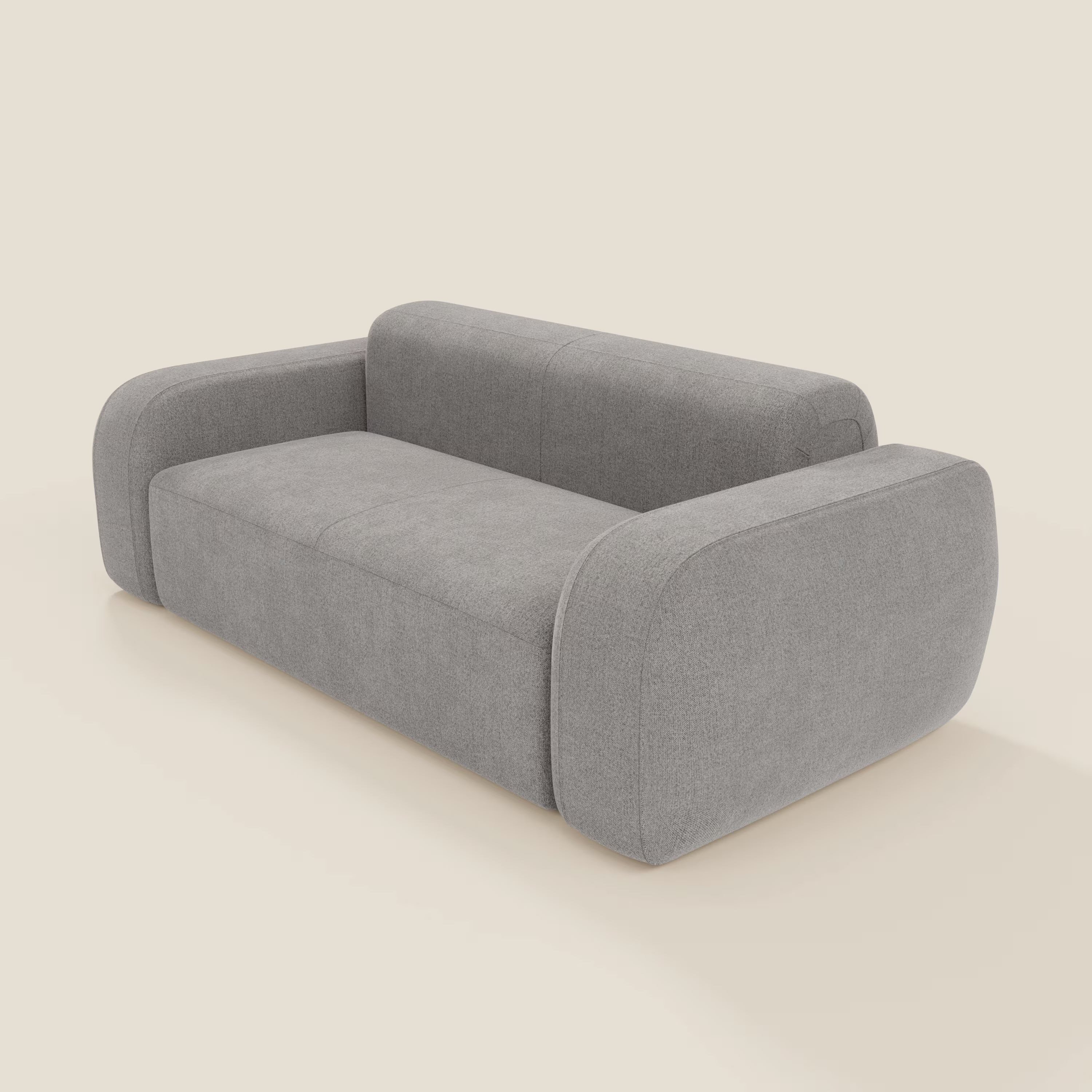 Il BonBon Divano modulare Lineare 220 di Divani.Store è un divano grigio compatto con seduta unica in tessuto T23 facile da pulire, ampi braccioli arrotondati, schienale basso e design minimalista caratterizzato da linee morbide e sedute imbottite.