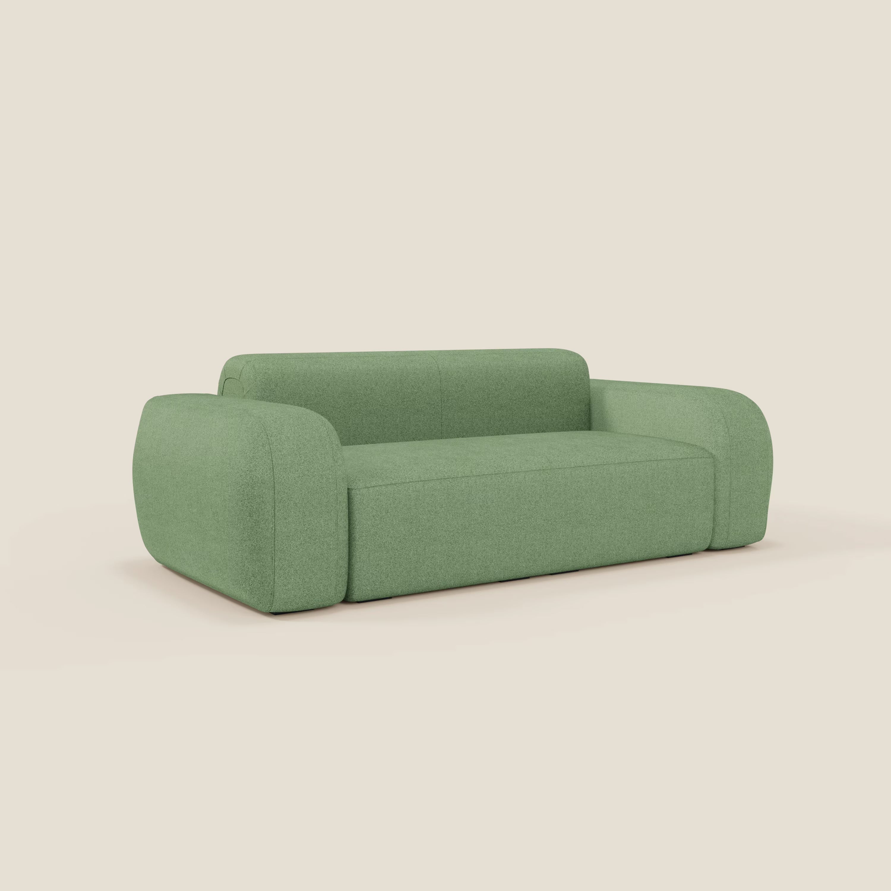 Il BonBon Divano modulare Lineare 220 di Divani.Store presenta un design minimalista in tessuto T23 menta smacchiabile, con braccioli e schienale arrotondati, linee pulite e profilo basso, su uno sfondo chiaro senza cuciture per un look contemporaneo.