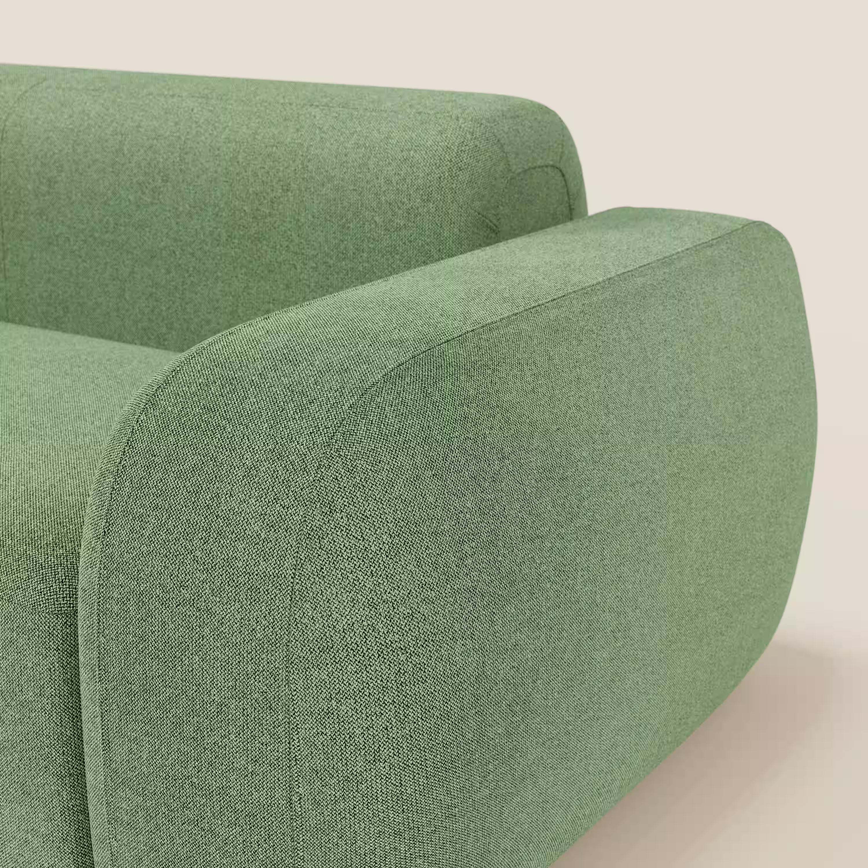 Primo piano del BonBon Divano modulare Lineare 220 di Divani.Store, caratterizzato da bracciolo curvo e schienale imbottito in tessuto smacchiabile T23 menta. Il design minimalista e lo sfondo bianco sporco evidenziano il colore e la consistenza del divano.