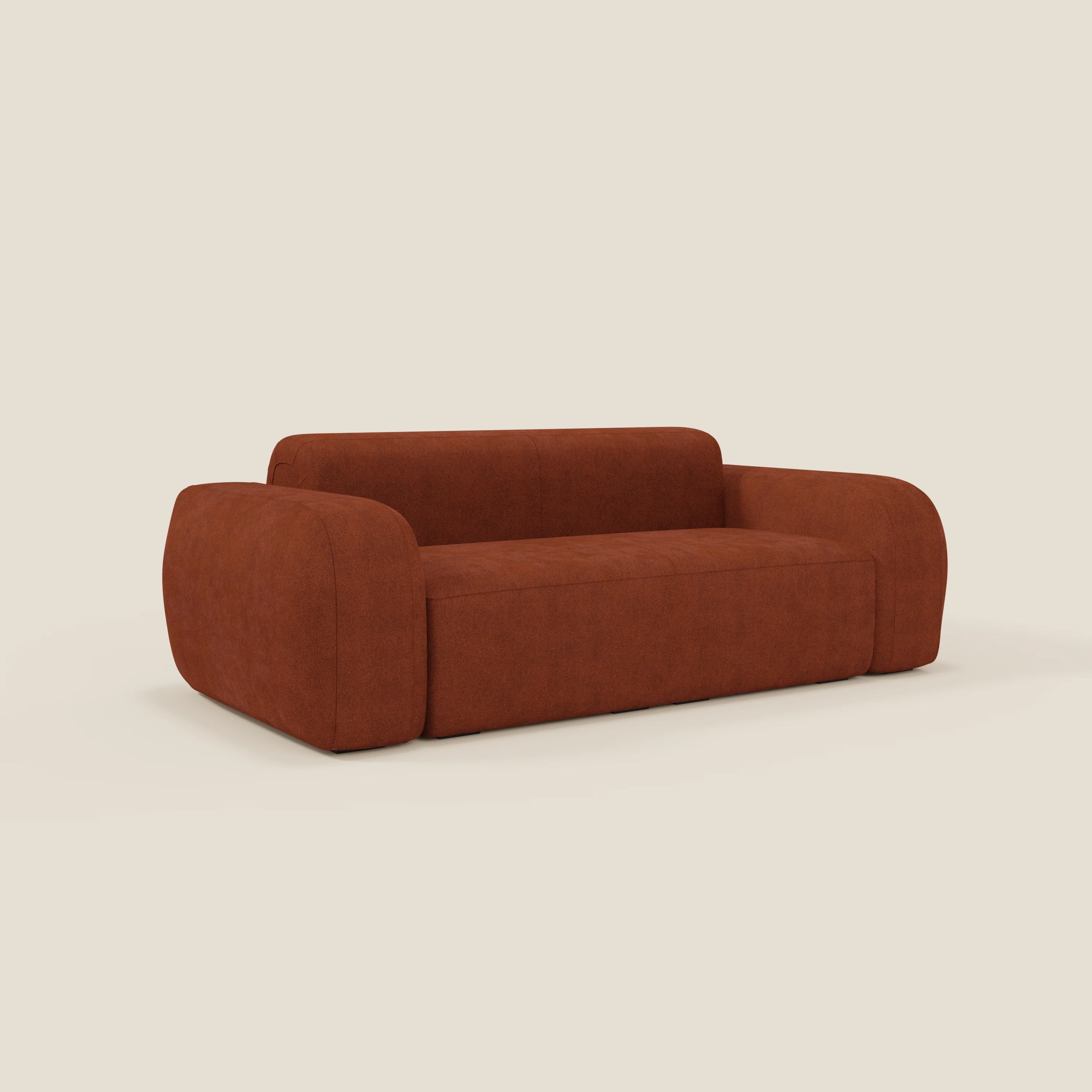 Il BonBon Divano modulare Lineare 220 di Divani.Store è un divano moderno e minimalista con una seduta unica in tessuto antimacchia T23 ruggine, braccioli e schienale arrotondati e morbidi e una forma squadrata su uno sfondo beige chiaro.