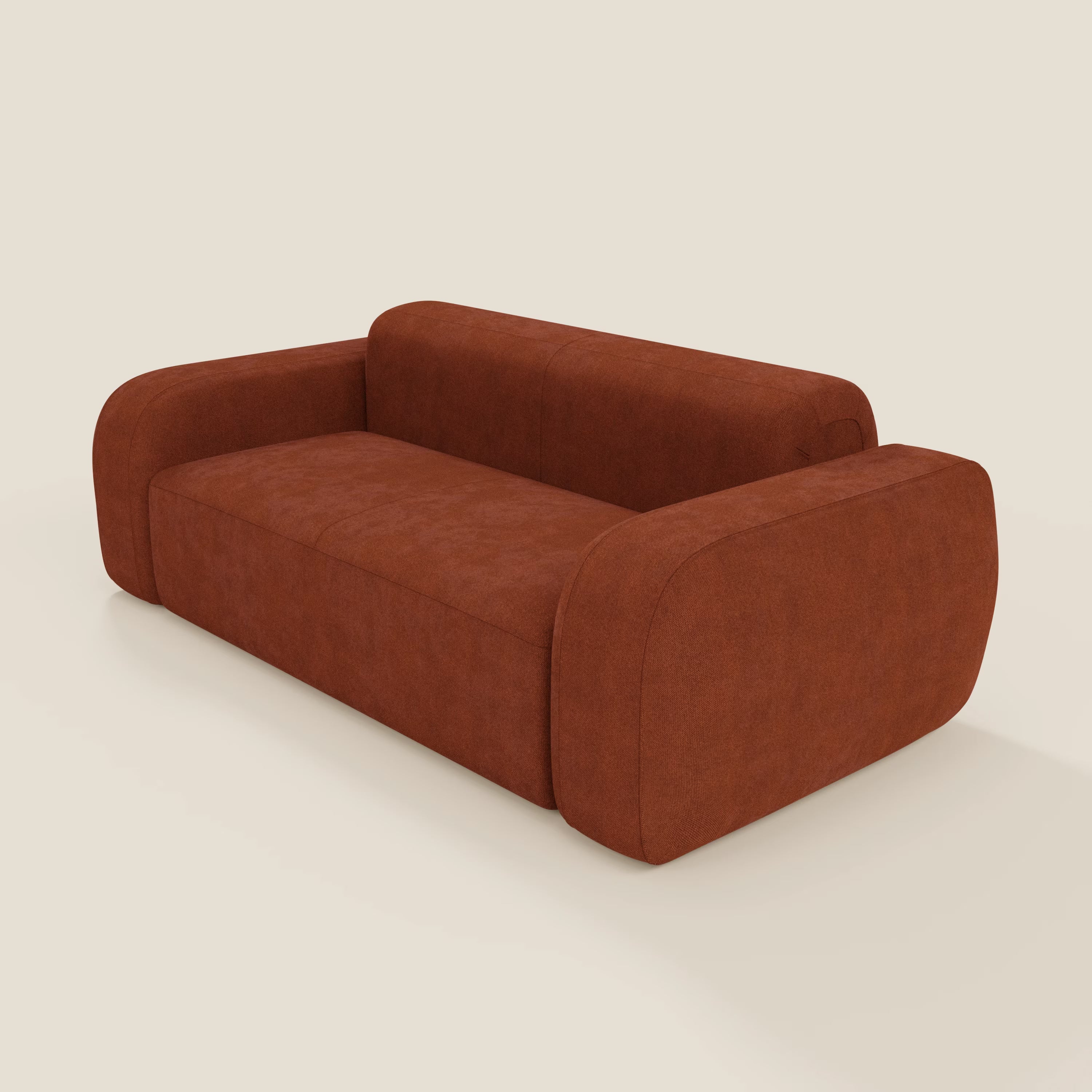 Il BonBon Divano modulare Lineare 220 di Divani.Store è un divano moderno e minimalista con seduta singola in tessuto antimacchia T23 ruggine, caratterizzato da braccioli e schienale spessi e arrotondati per uno stile deciso senza gambe a vista.