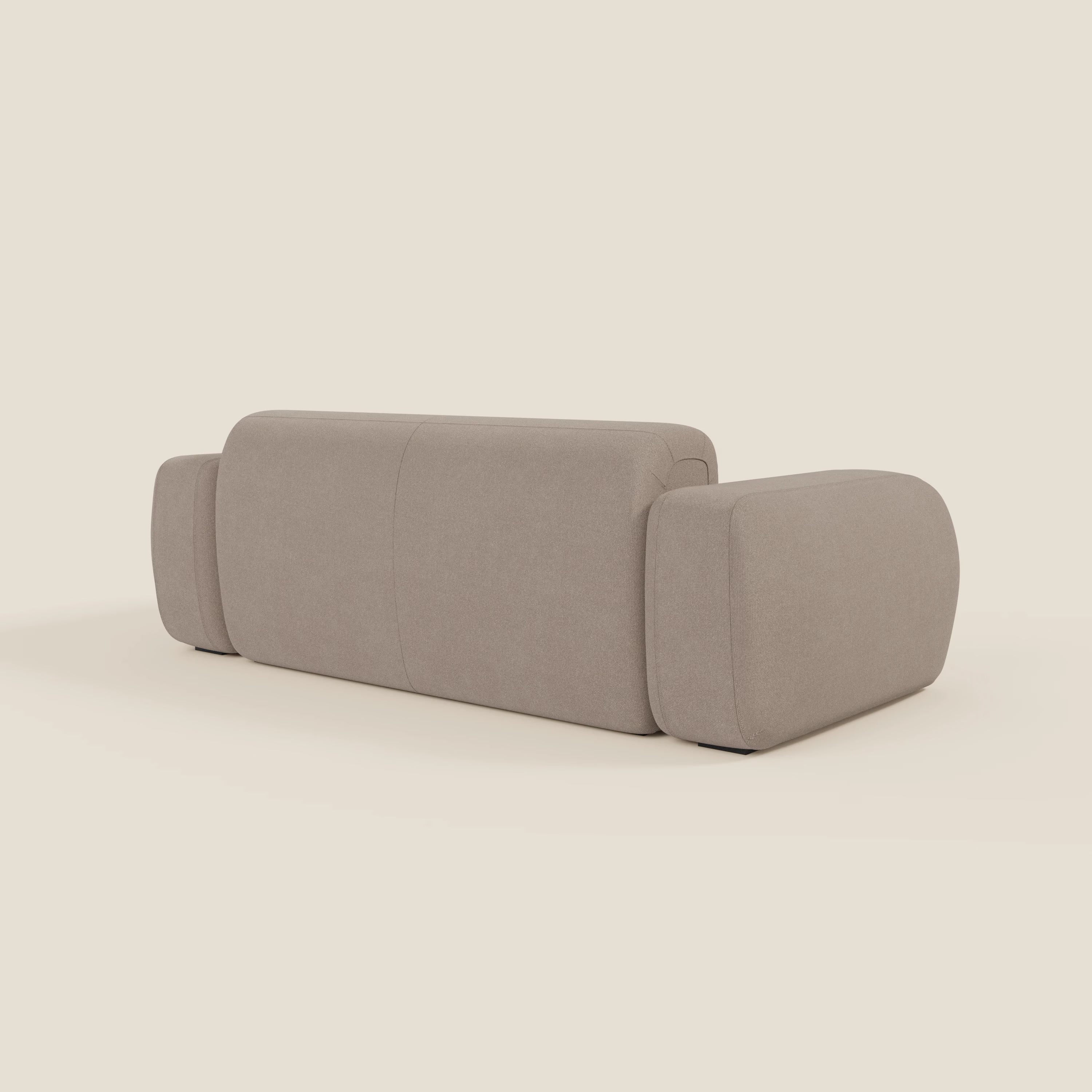 Il BonBon Divano modulare Lineare 220 di Divani.Store è un divano moderno e compatto di colore beige chiaro, dal design minimalista, con schienale dolcemente curvato, braccioli arrotondati e un'esclusiva seduta in tessuto tortora T23 antimacchia.