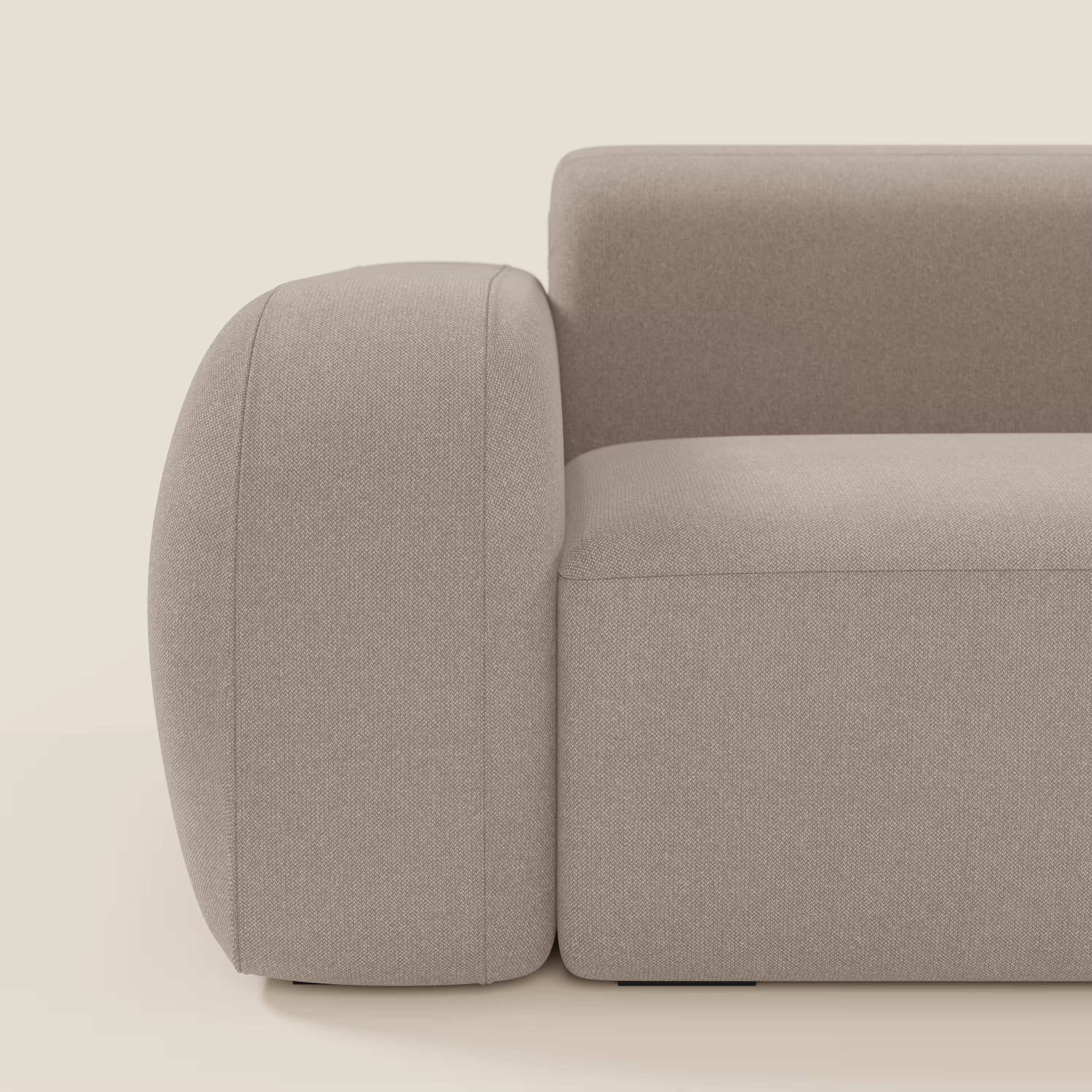 Un primo piano del BonBon Divano modulare Lineare 220 di Divani.Store, caratterizzato da una seduta unica in smacchiabile tessuto tortora T23, perfetto per gli spazi abitativi moderni.